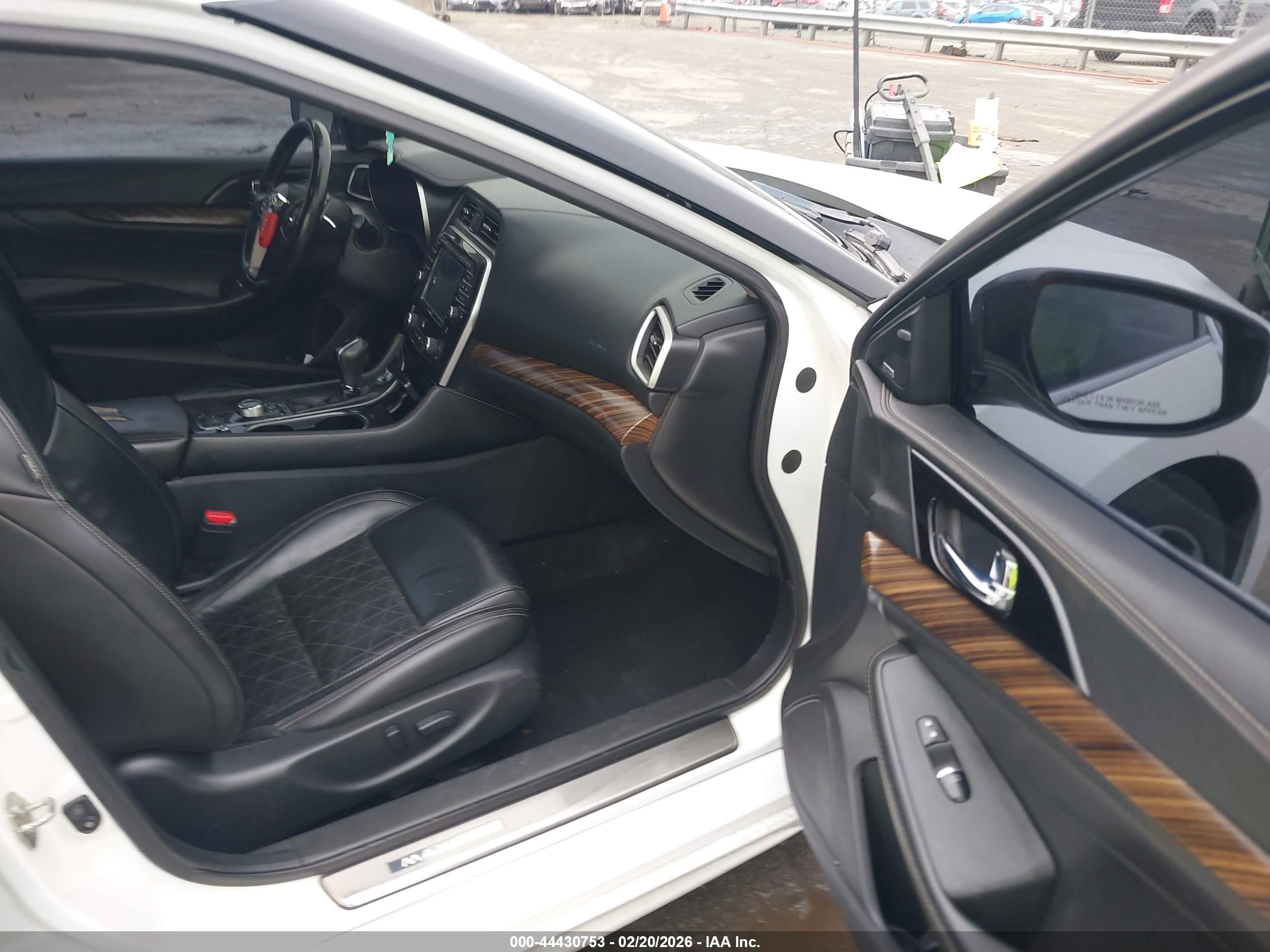 NISSAN MAXIMA image 5