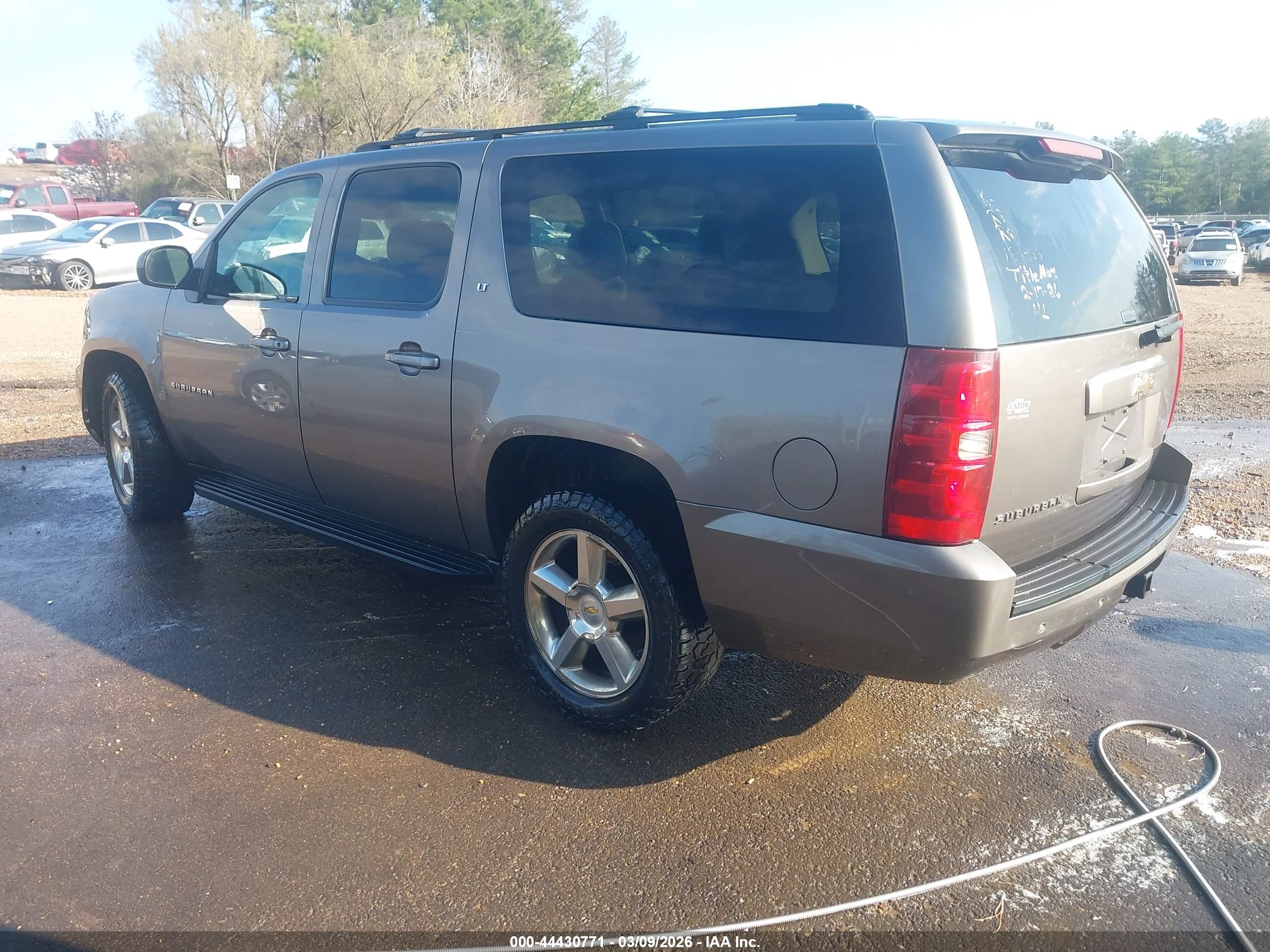 CHEVROLET SUBURBAN image 3