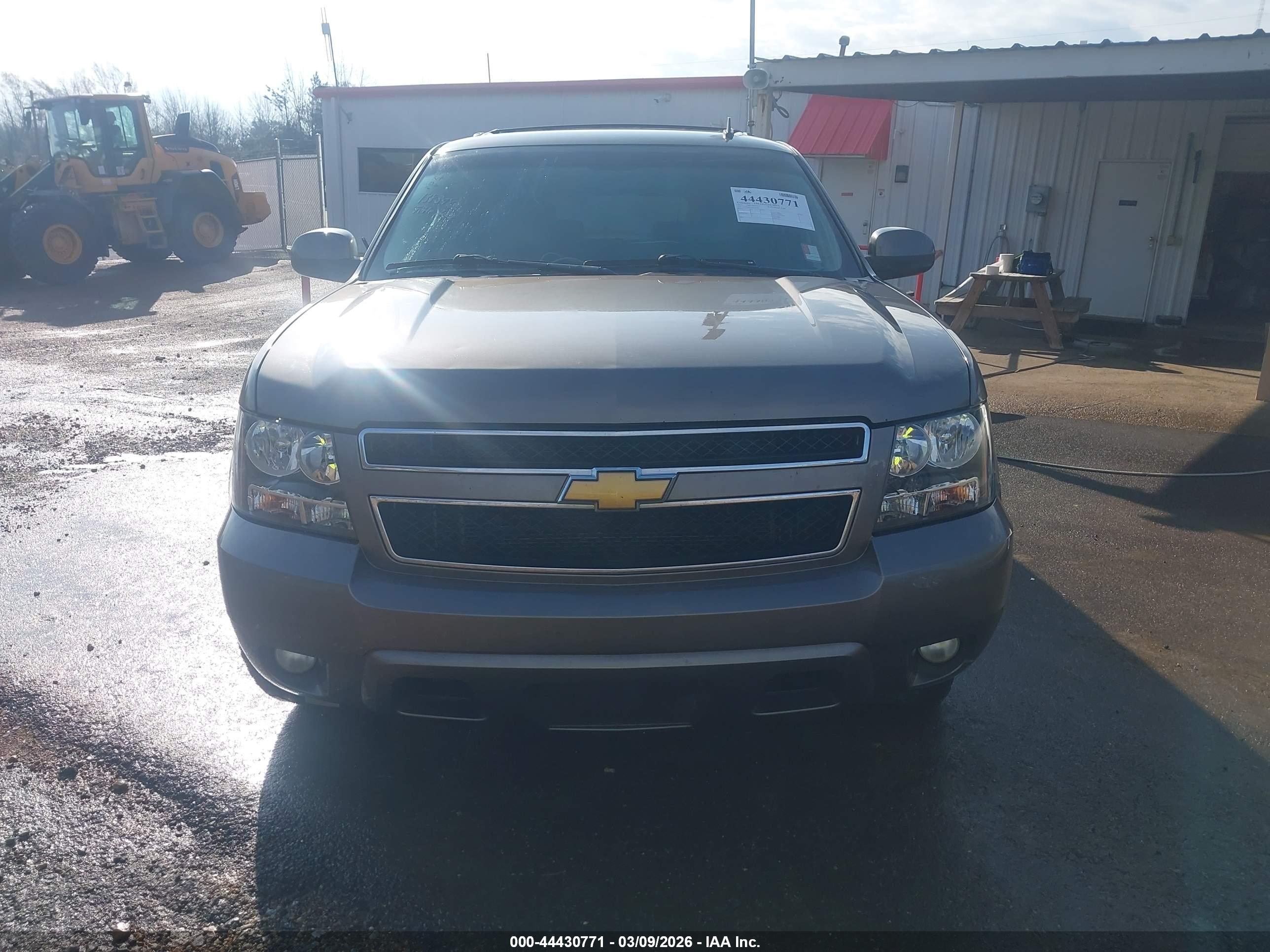 CHEVROLET SUBURBAN image 6