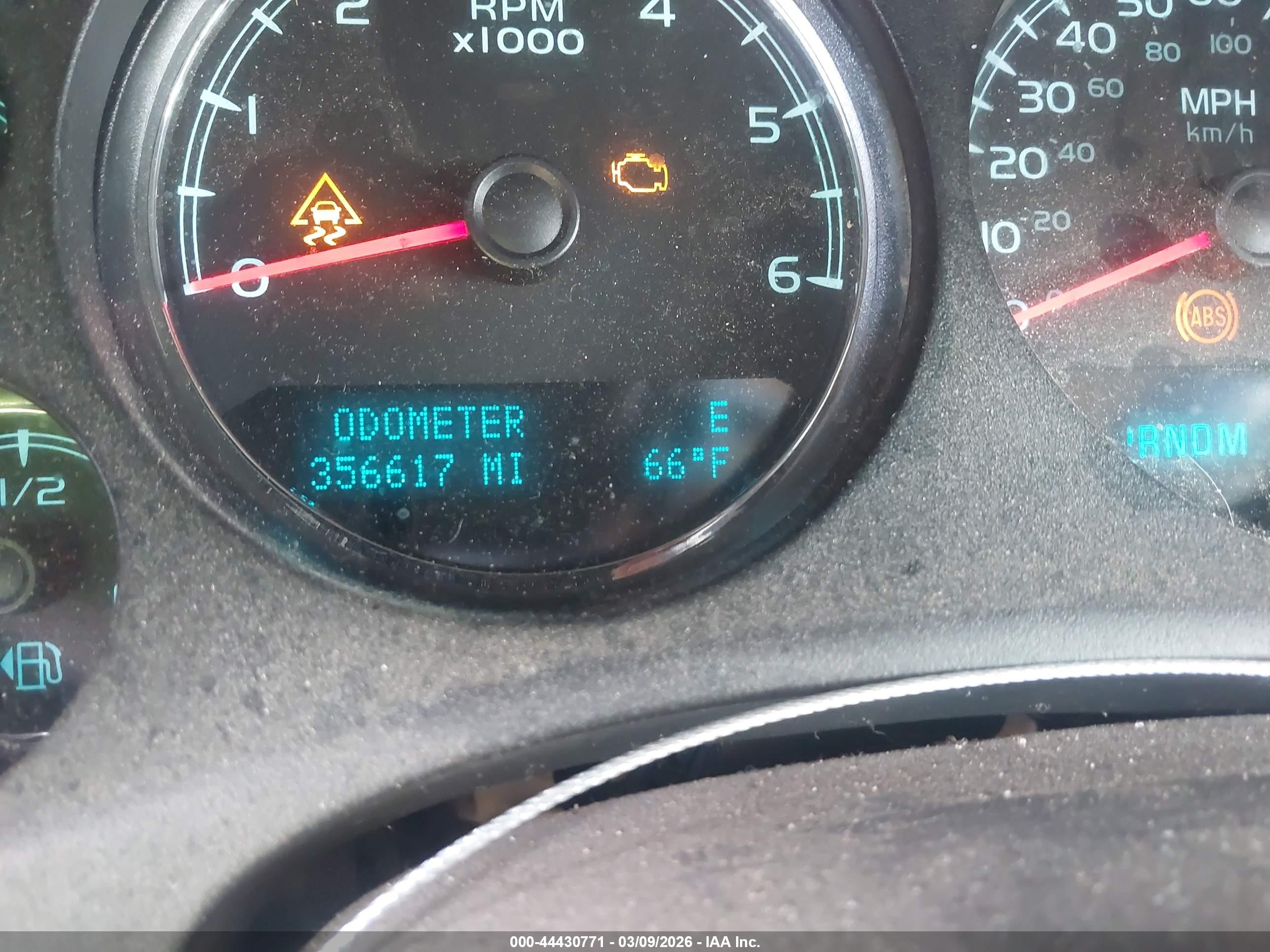 CHEVROLET SUBURBAN image 7