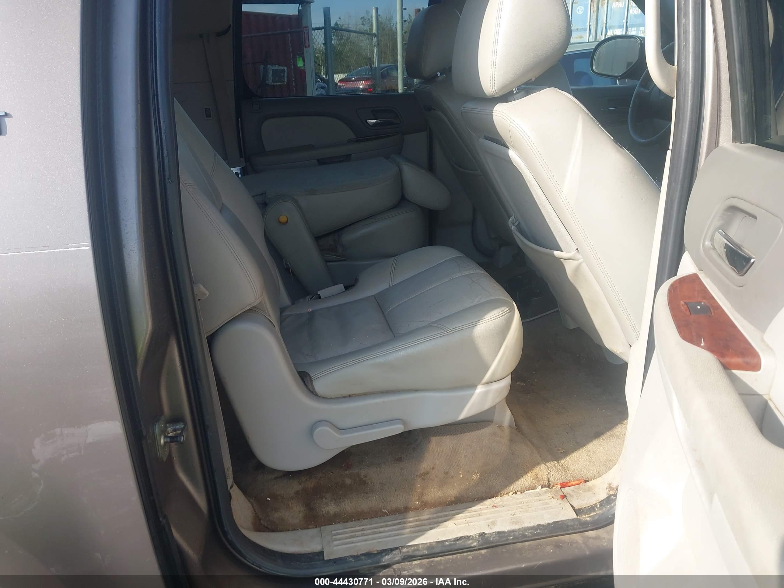 CHEVROLET SUBURBAN image 8