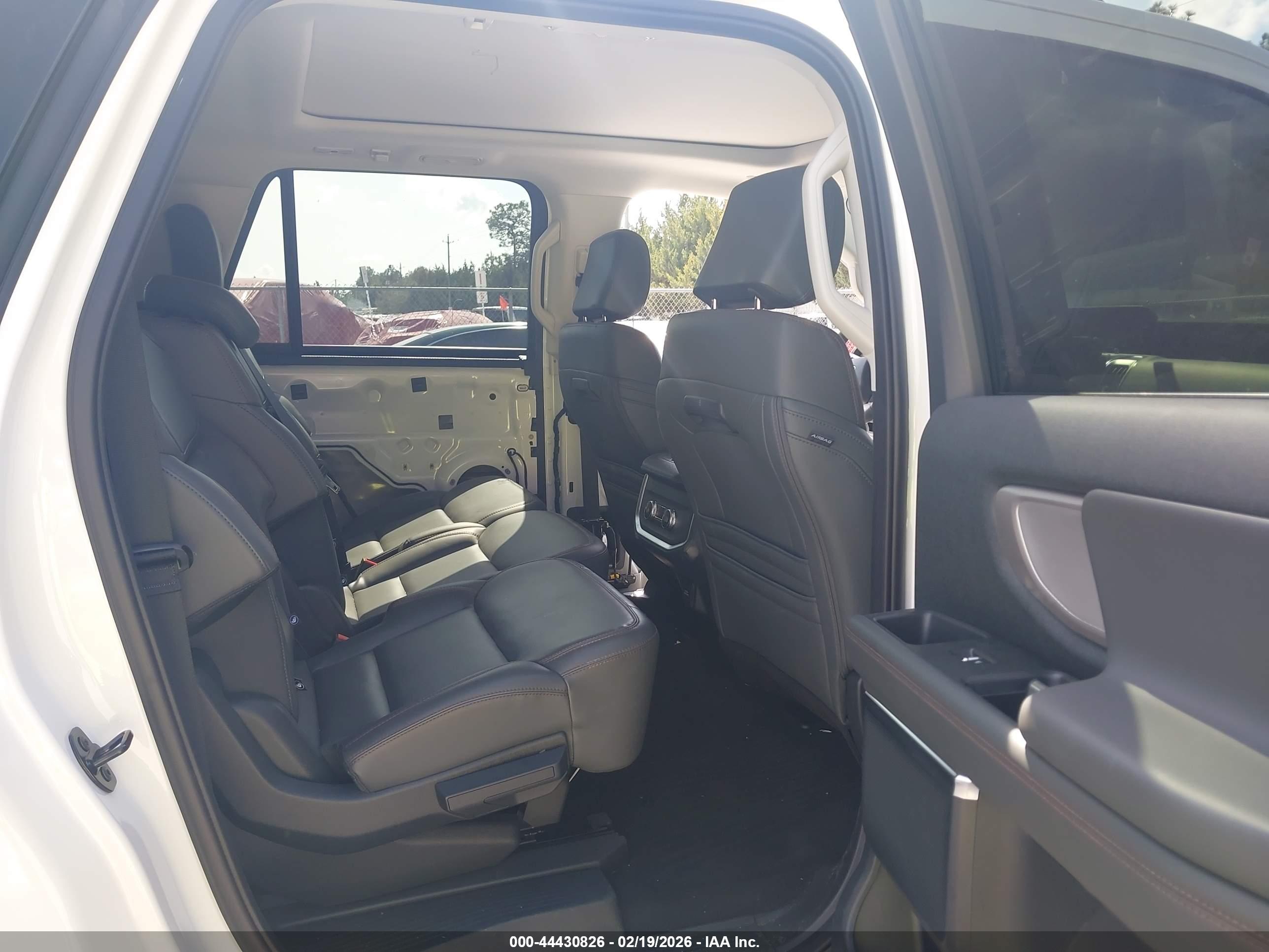 FORD EXPEDITION image 8