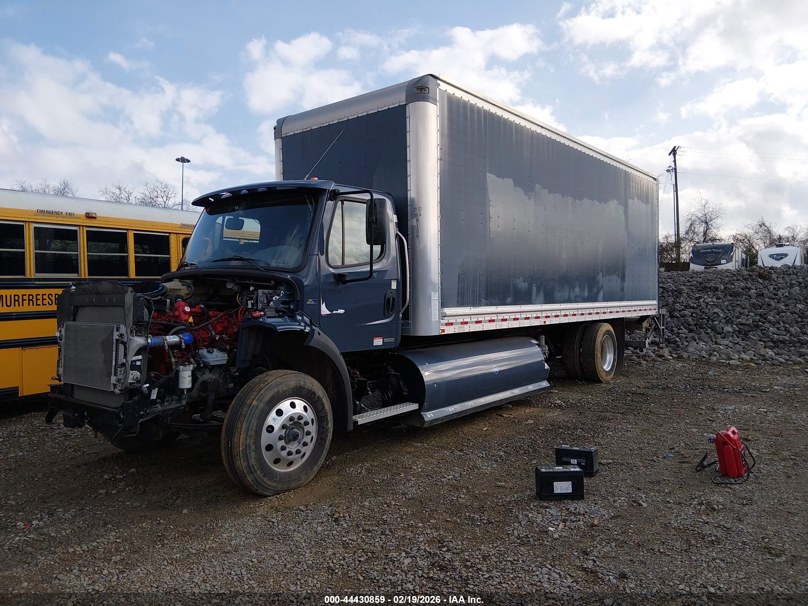 FREIGHTLINER M2 image 2
