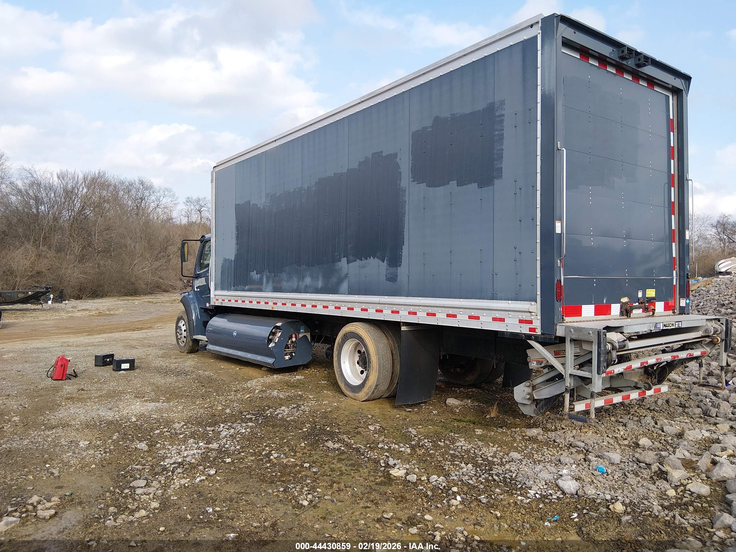 FREIGHTLINER M2 image 3