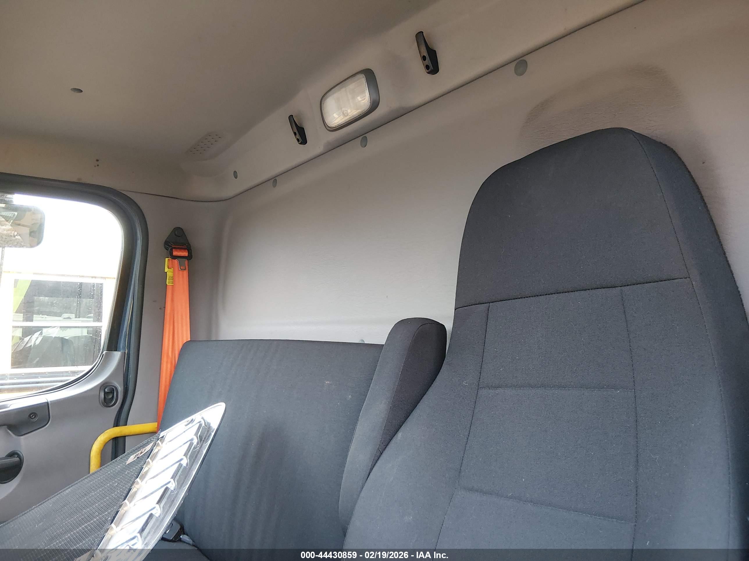 FREIGHTLINER M2 image 7