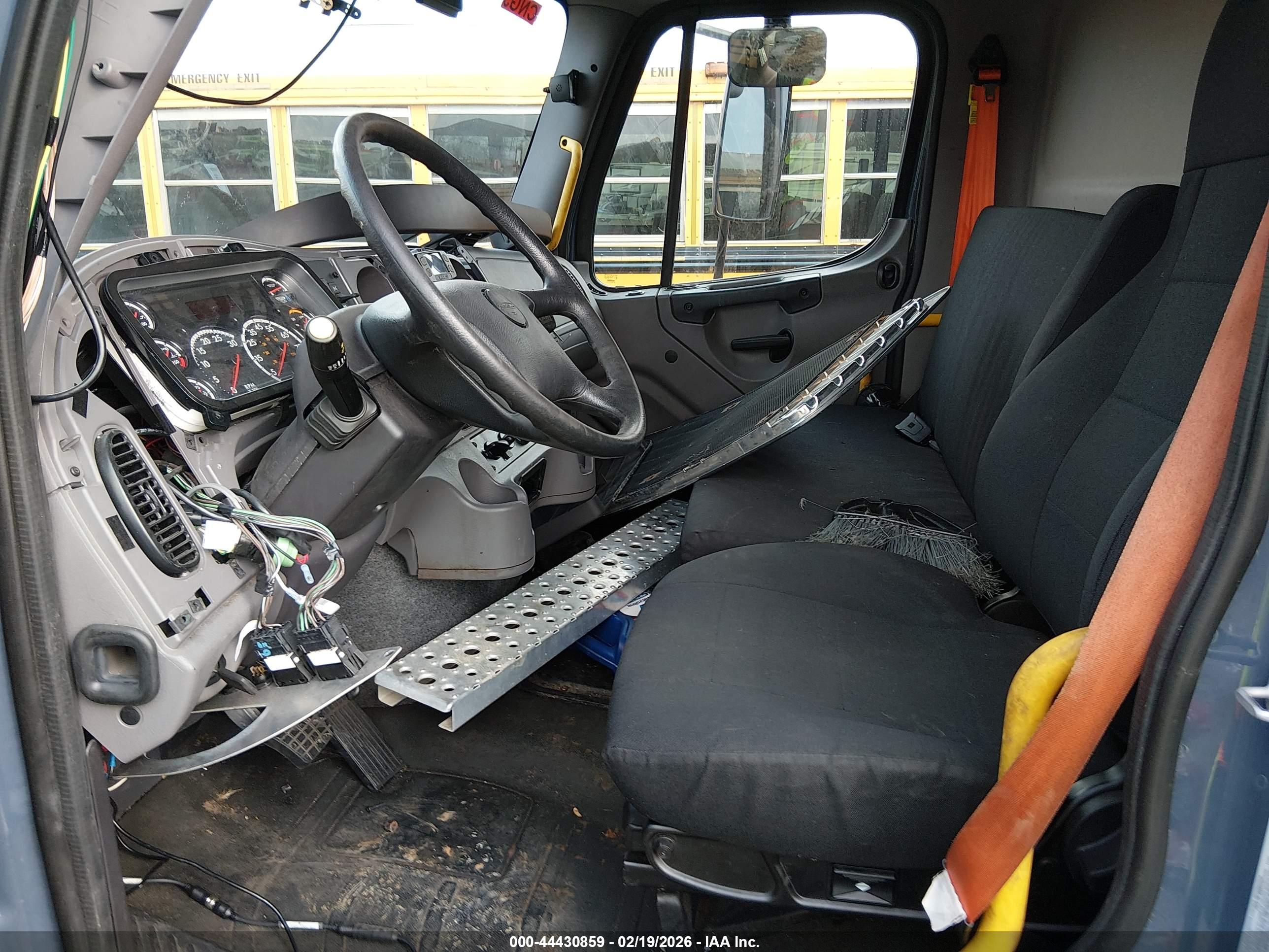 FREIGHTLINER M2 image 8