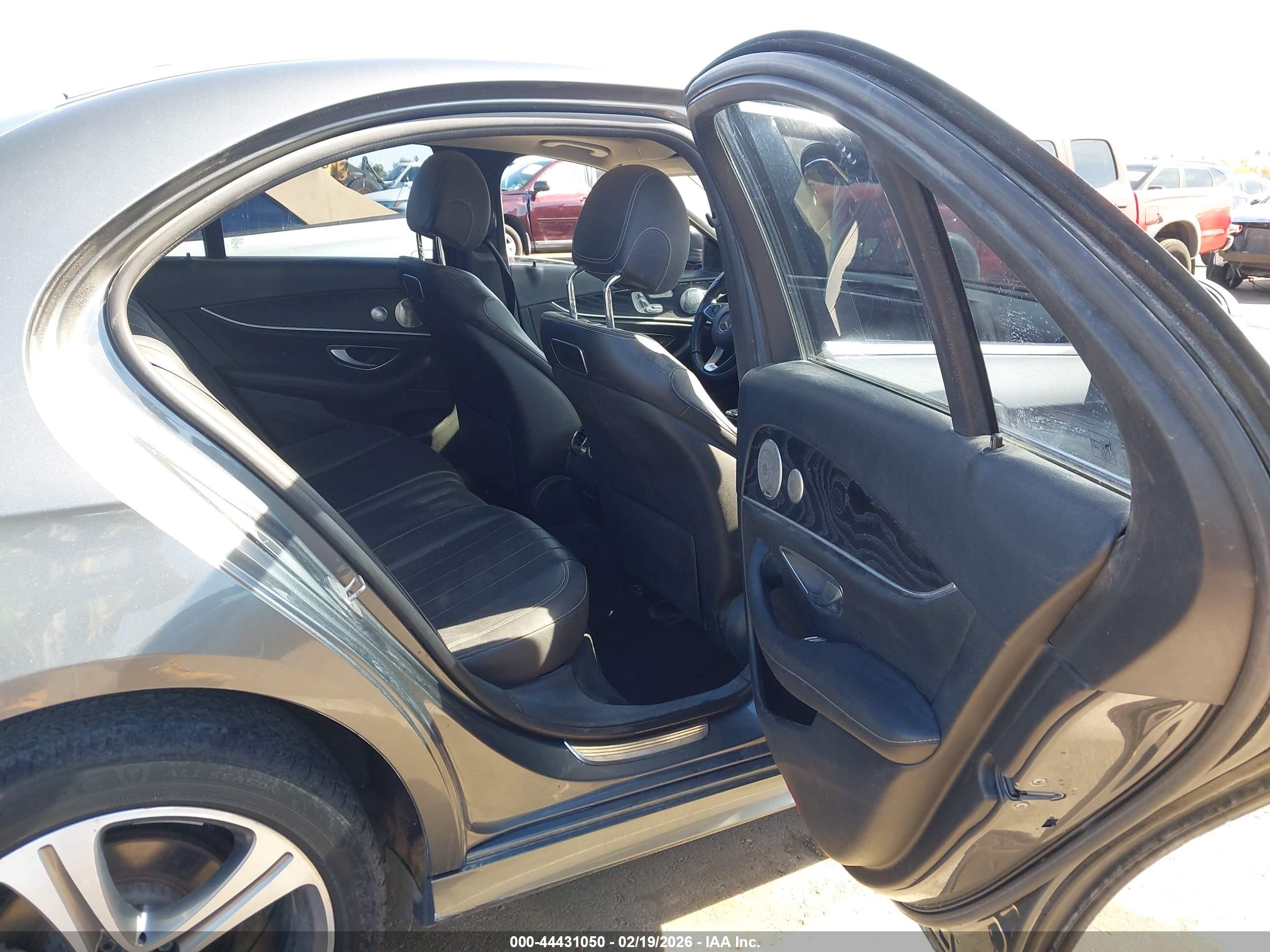 MERCEDES-BENZ E image 8