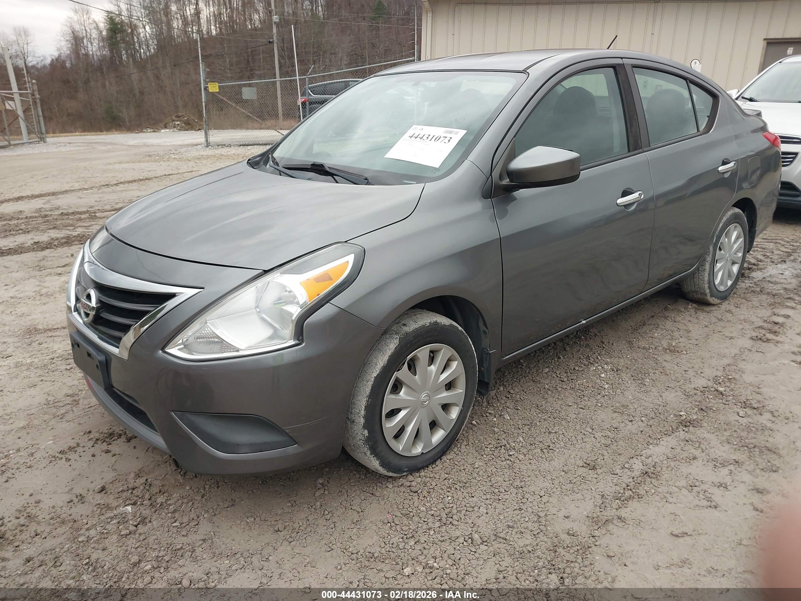 NISSAN VERSA image 2