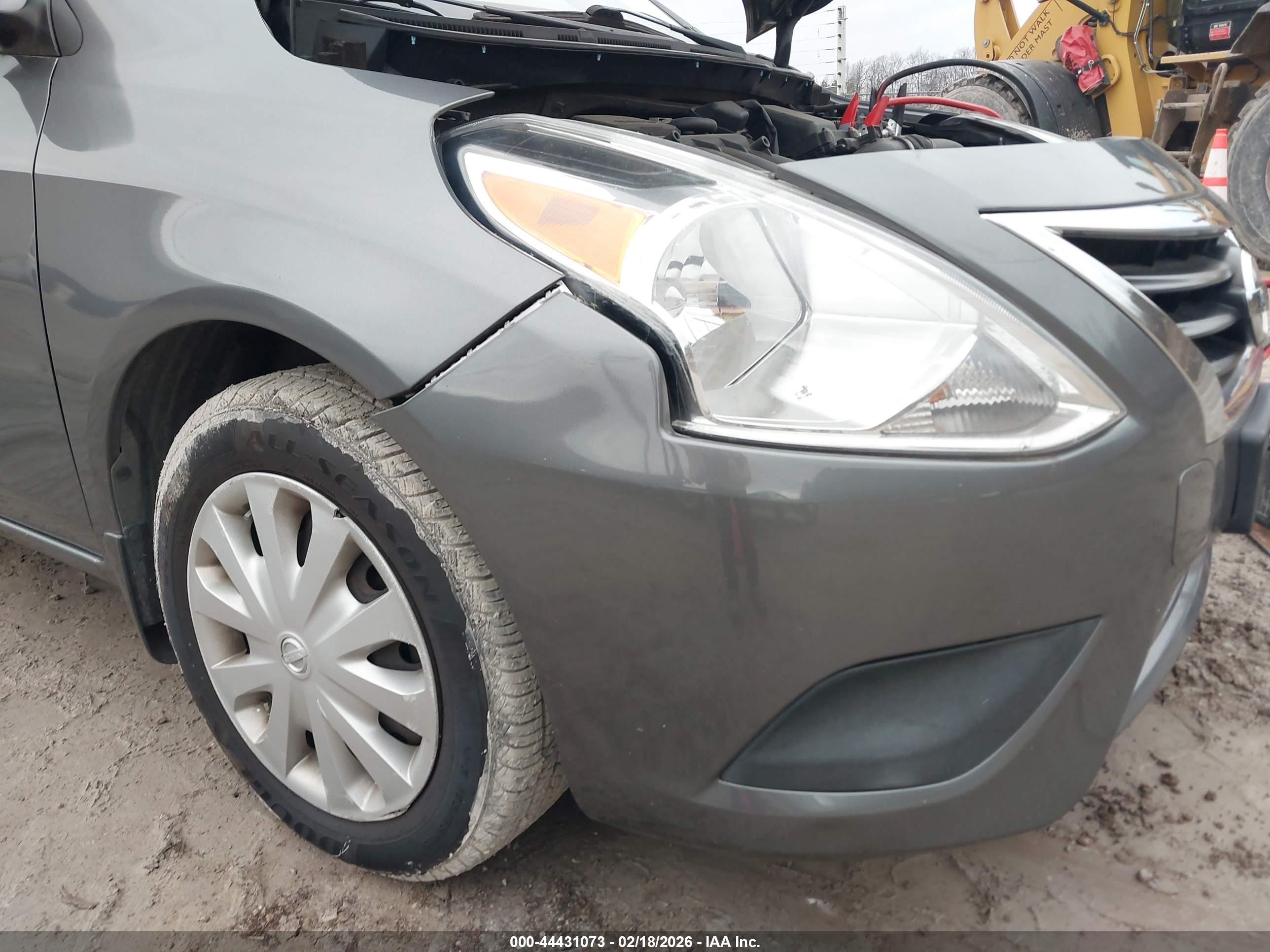 NISSAN VERSA image 6