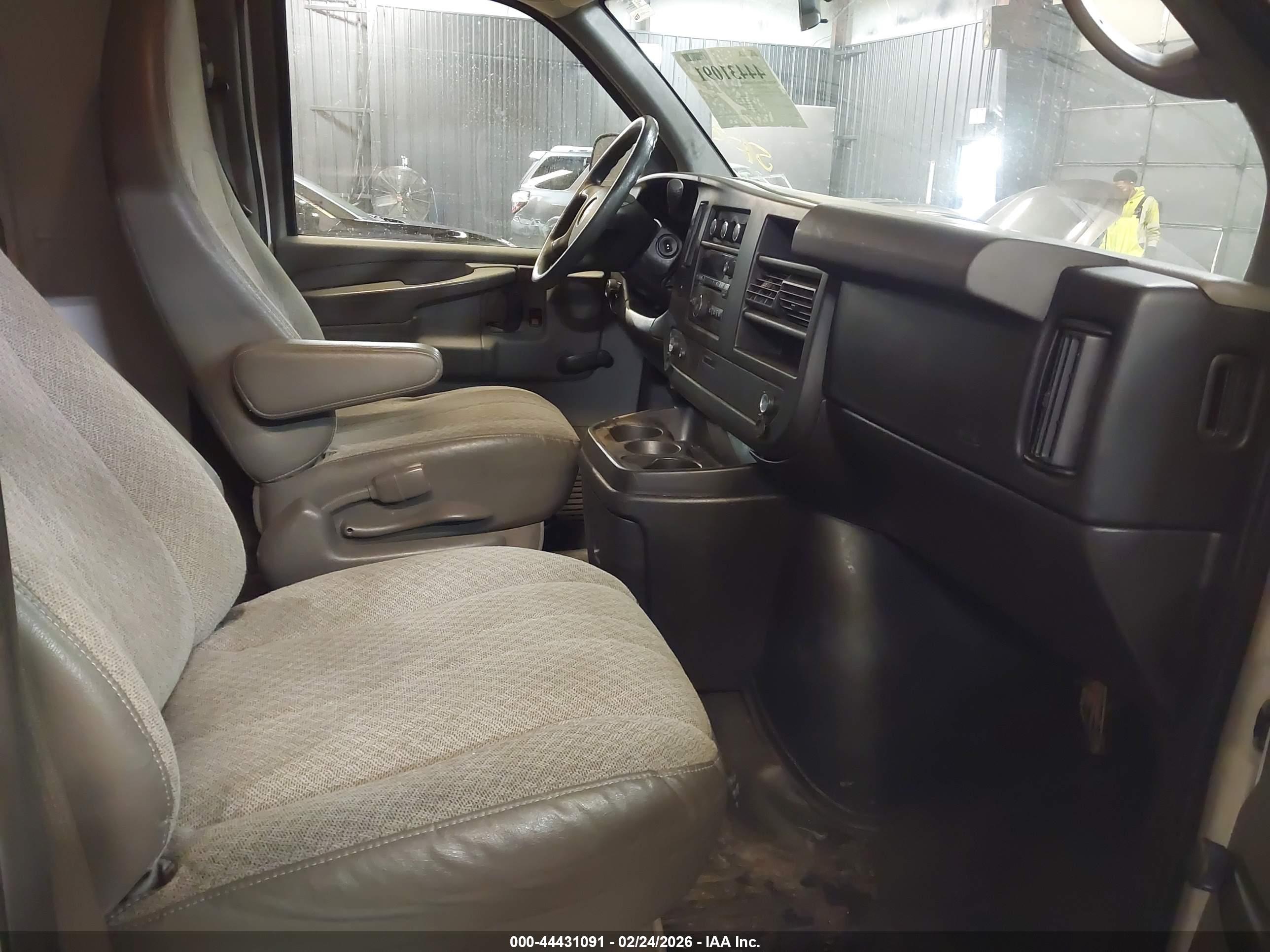 CHEVROLET EXPRESS image 5