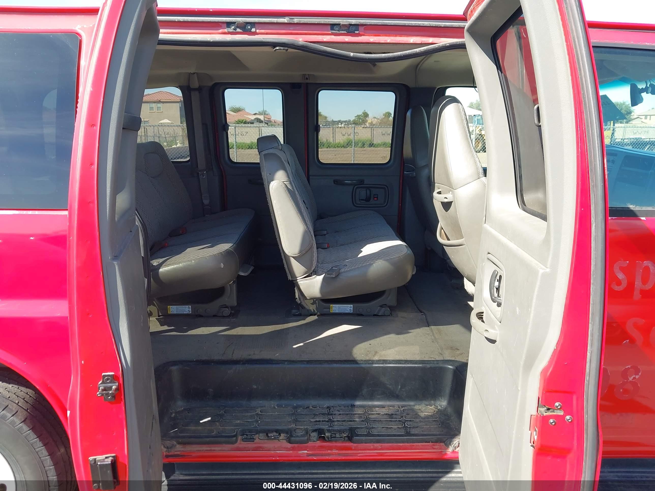 GMC SAVANA image 8