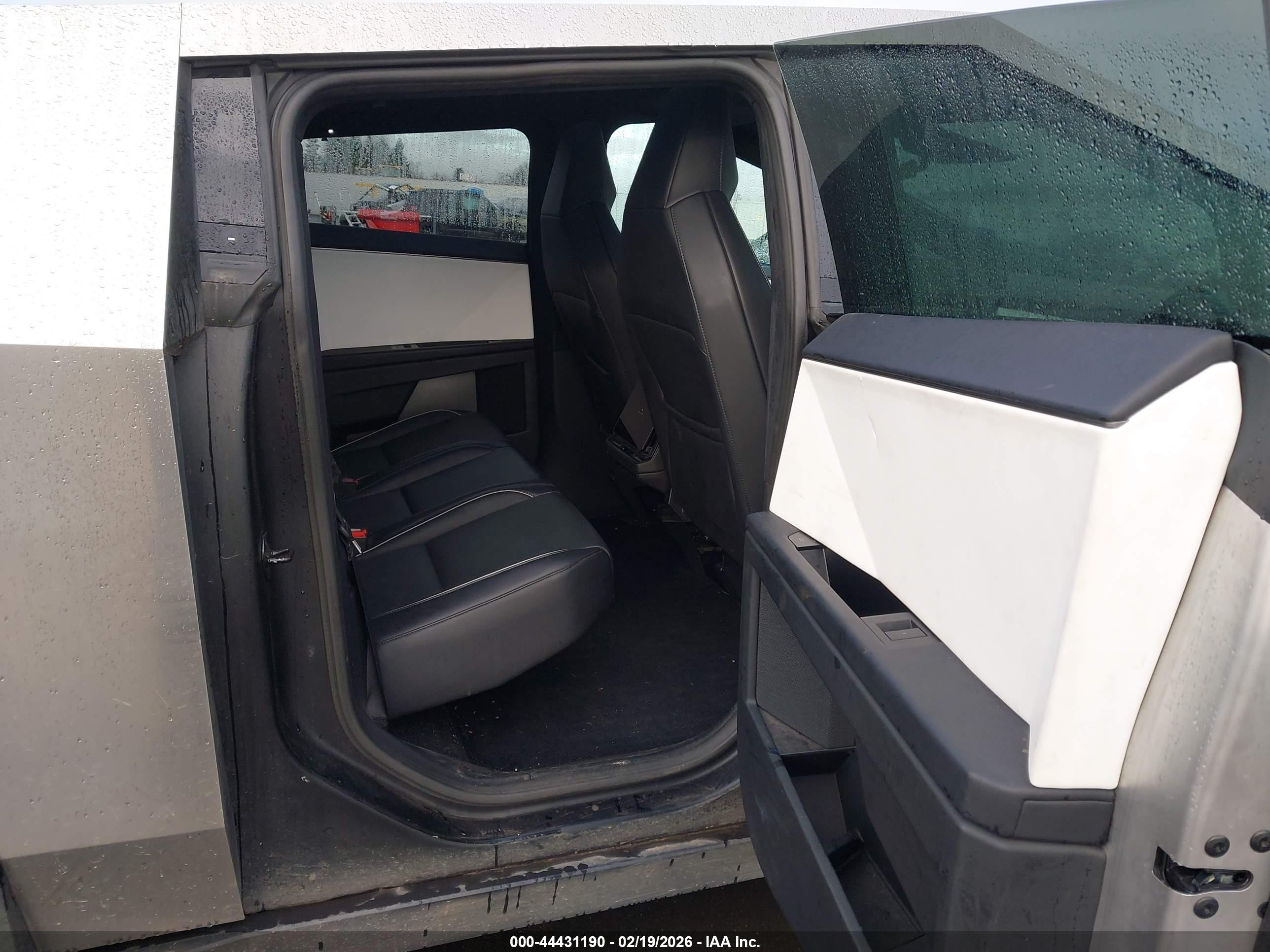 TESLA CYBERTRUCK image 8