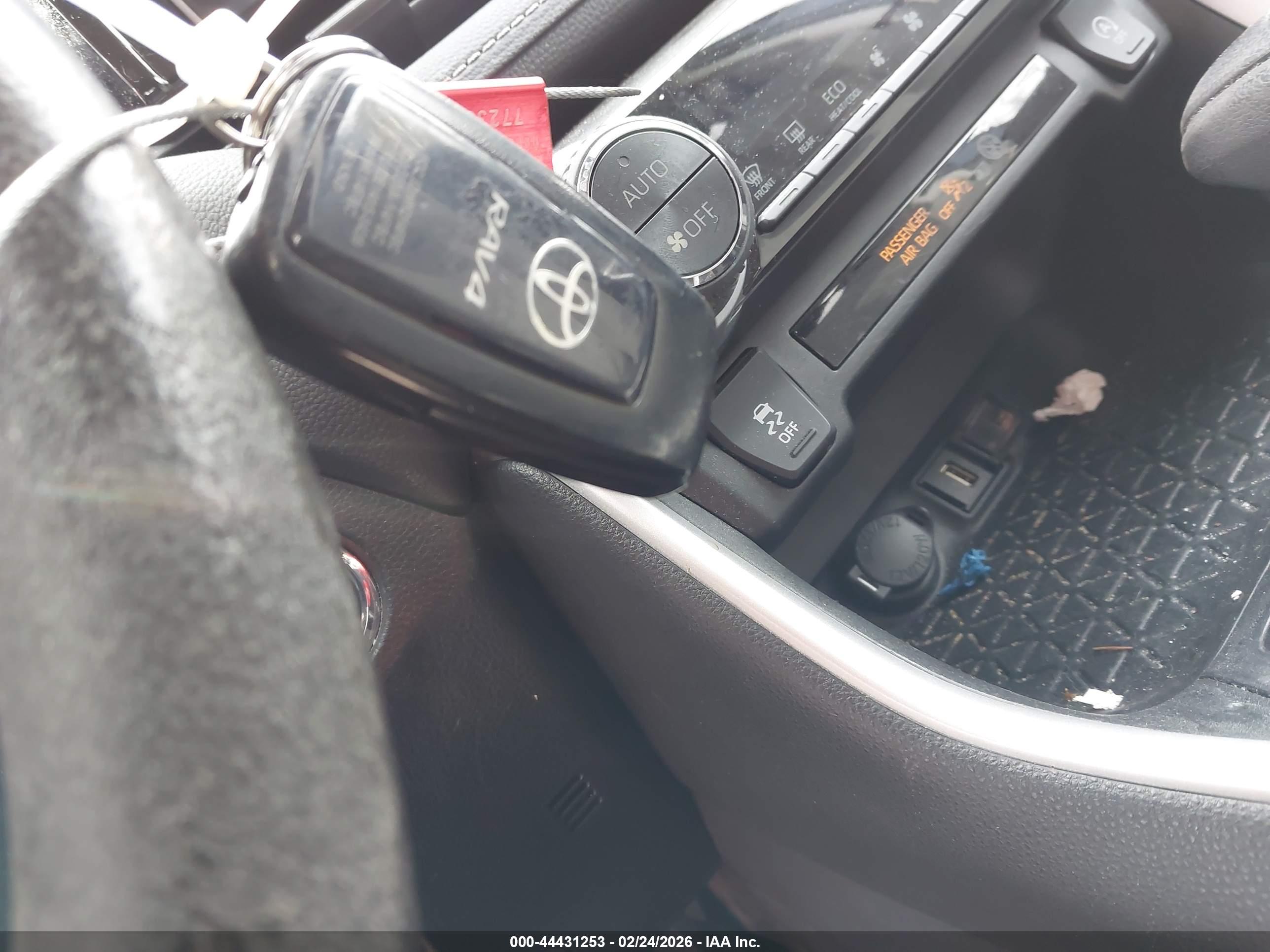 TOYOTA RAV4 image 11