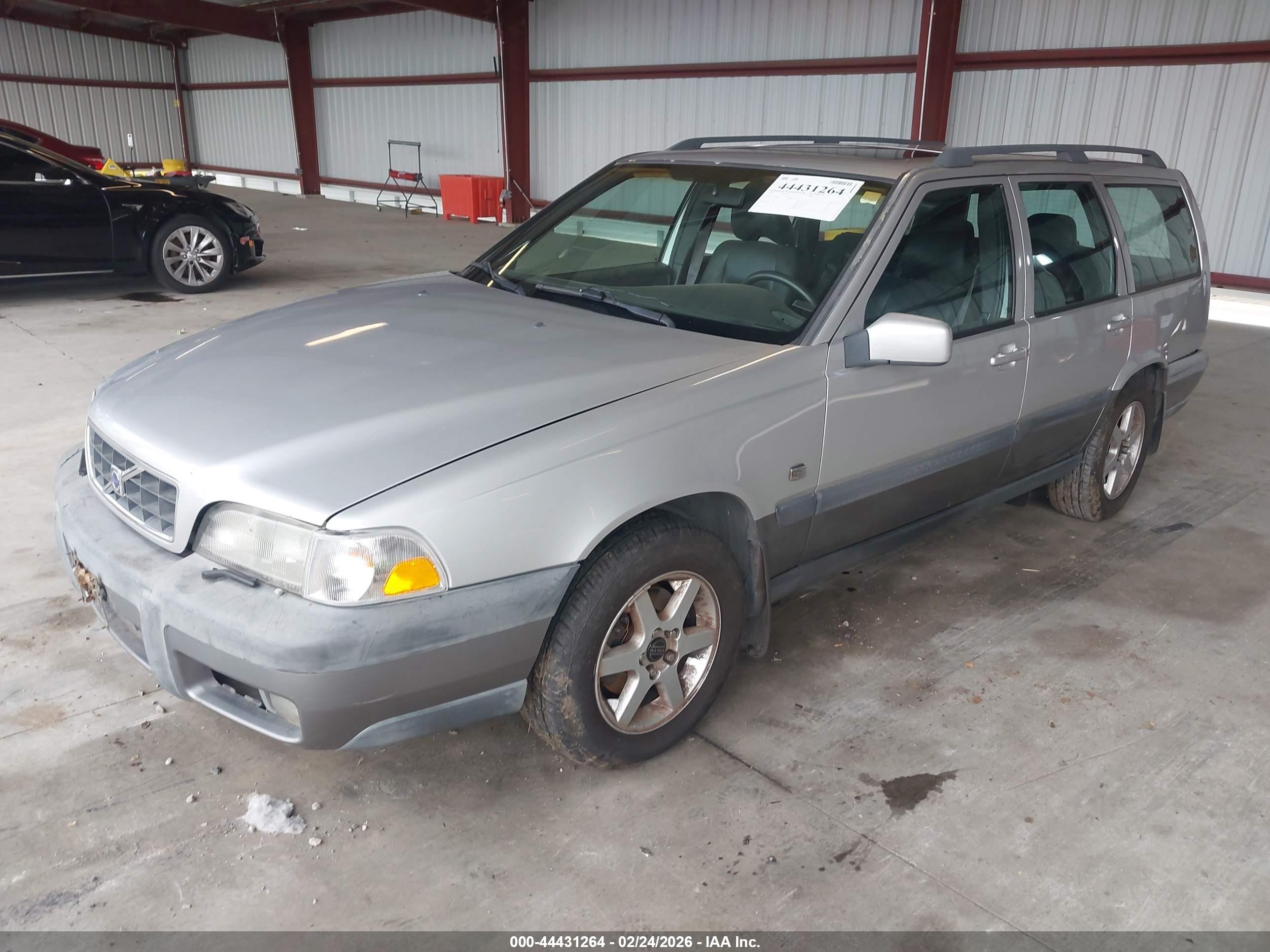 VOLVO V70 image 2