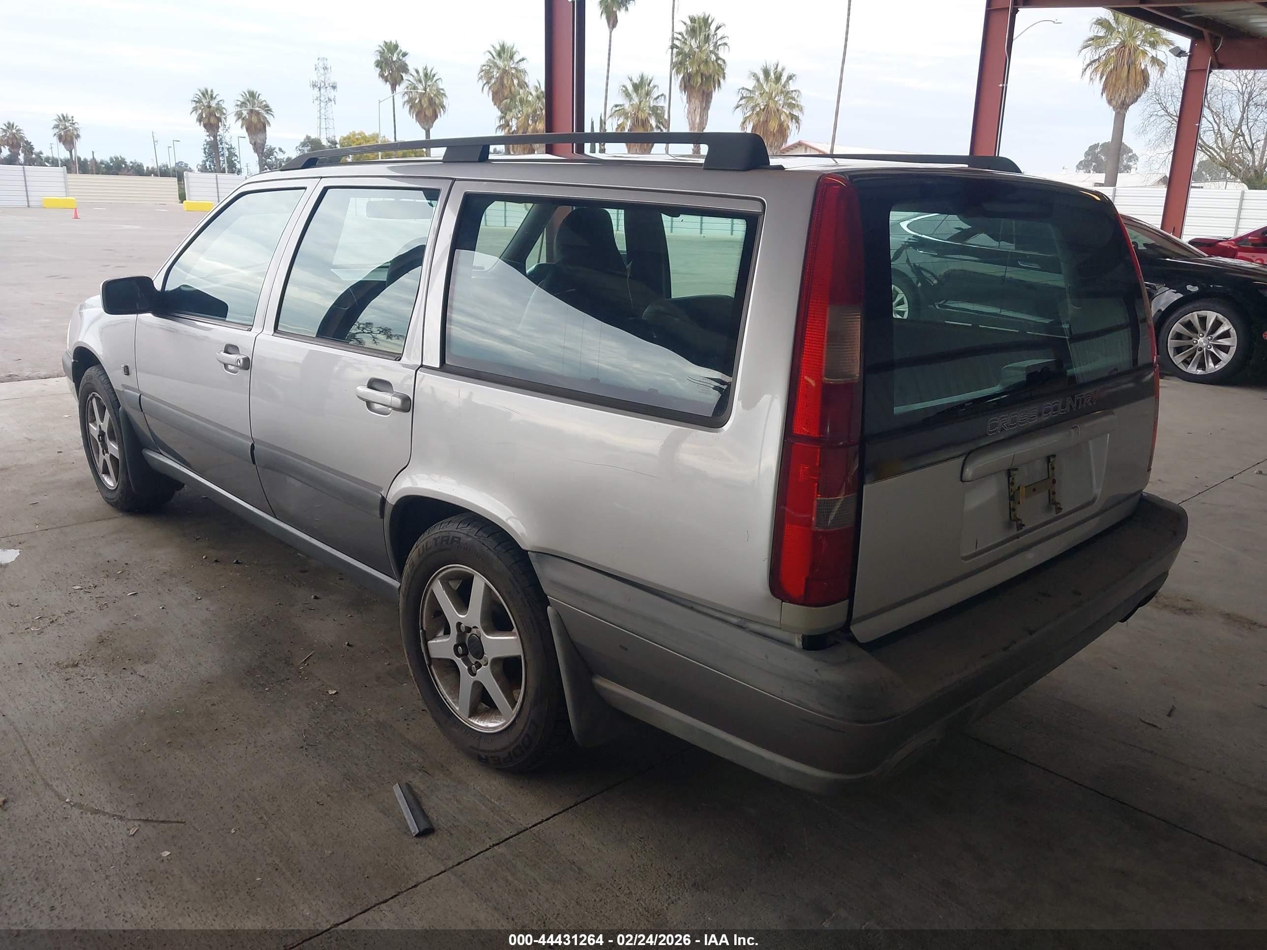 VOLVO V70 image 3