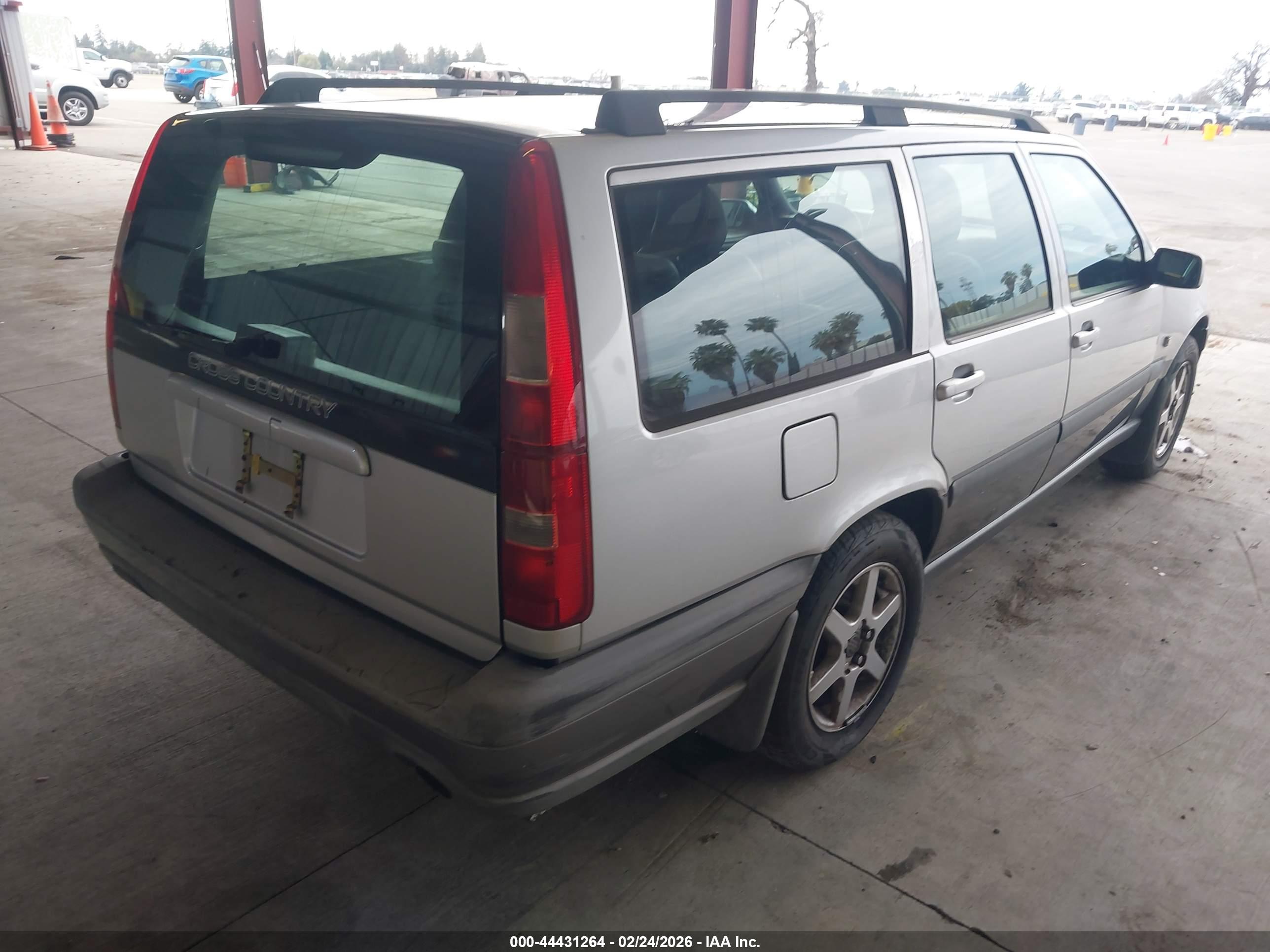 VOLVO V70 image 4