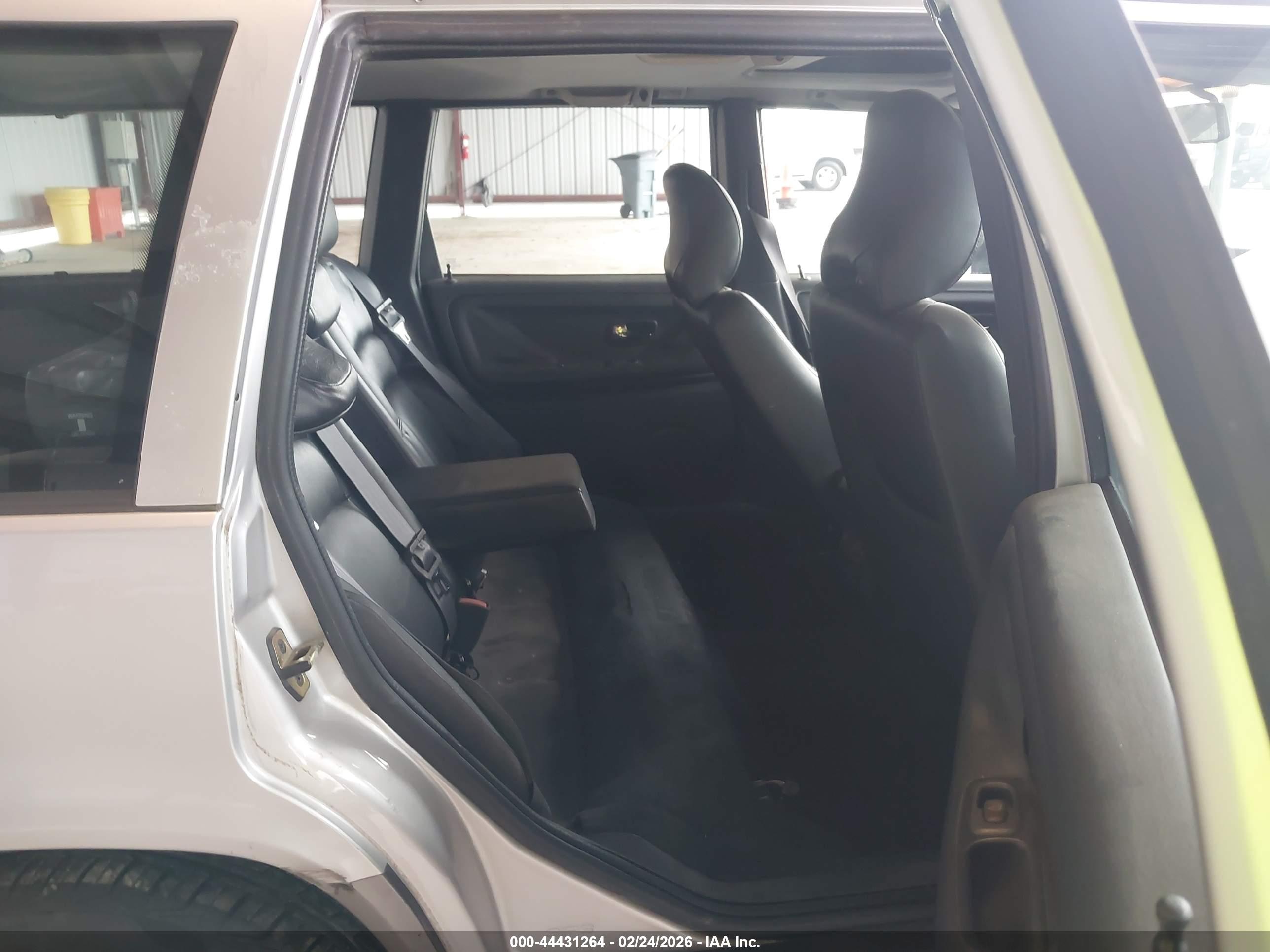 VOLVO V70 image 8