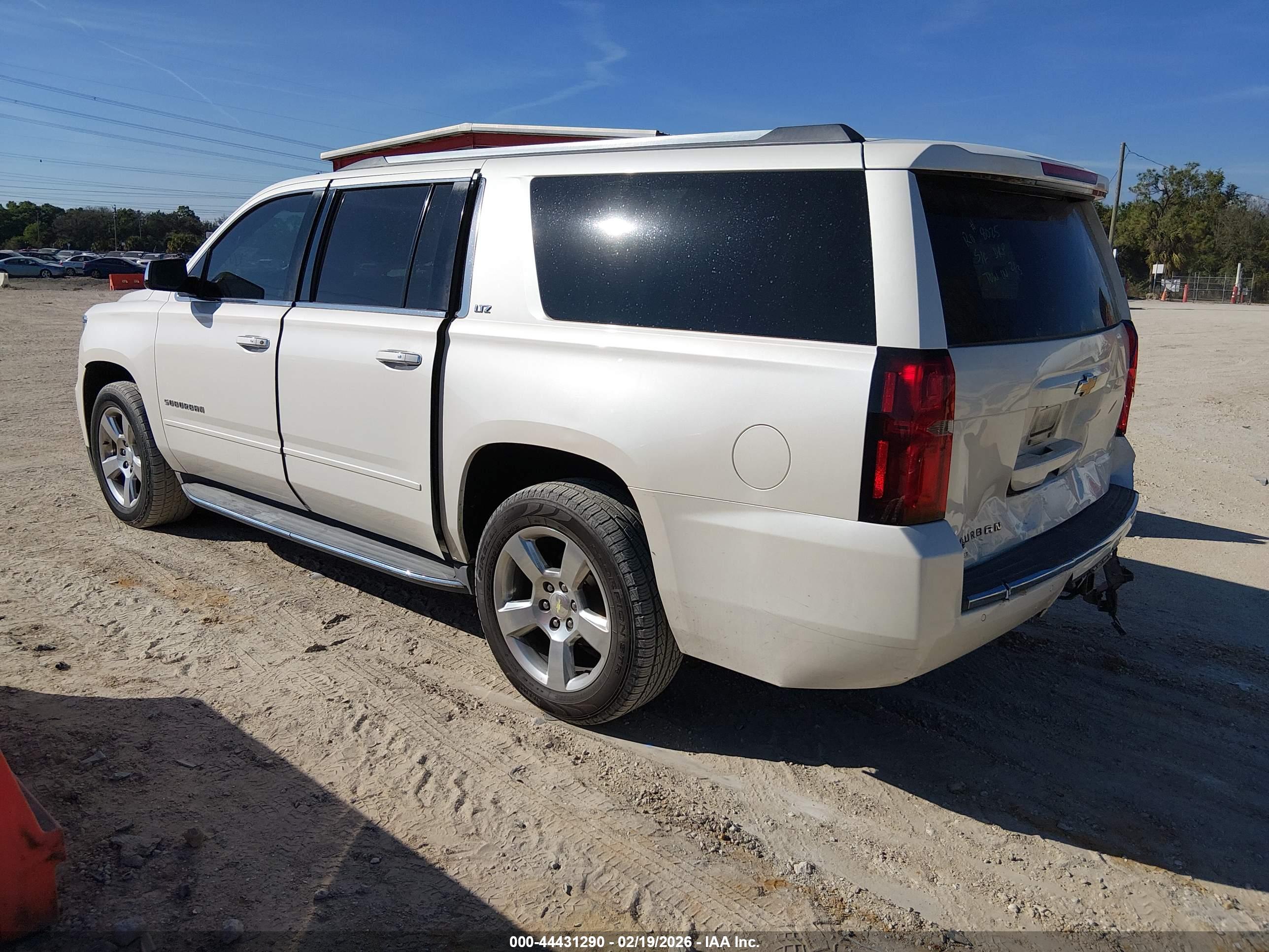 CHEVROLET SUBURBAN image 3