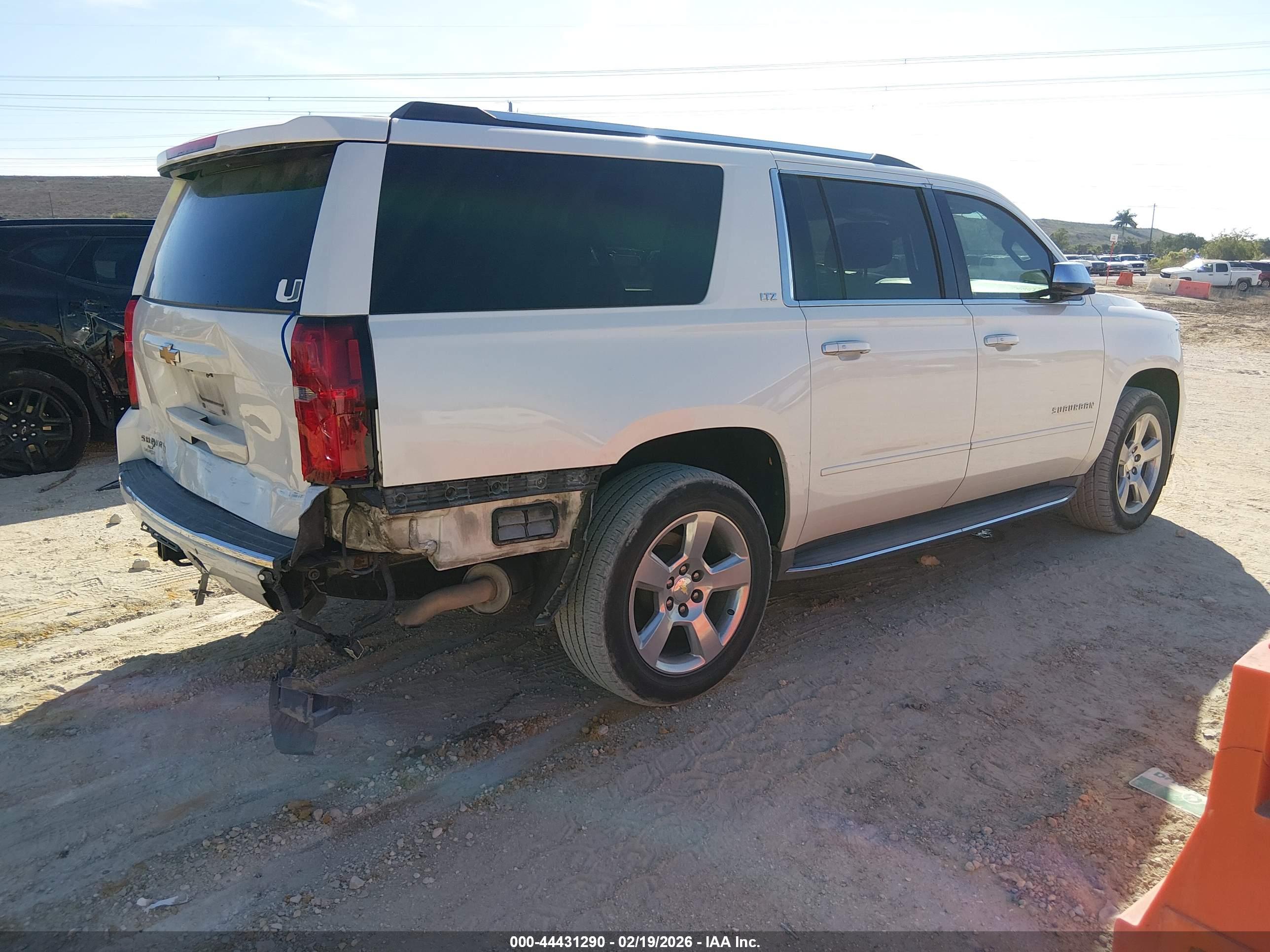 CHEVROLET SUBURBAN image 4
