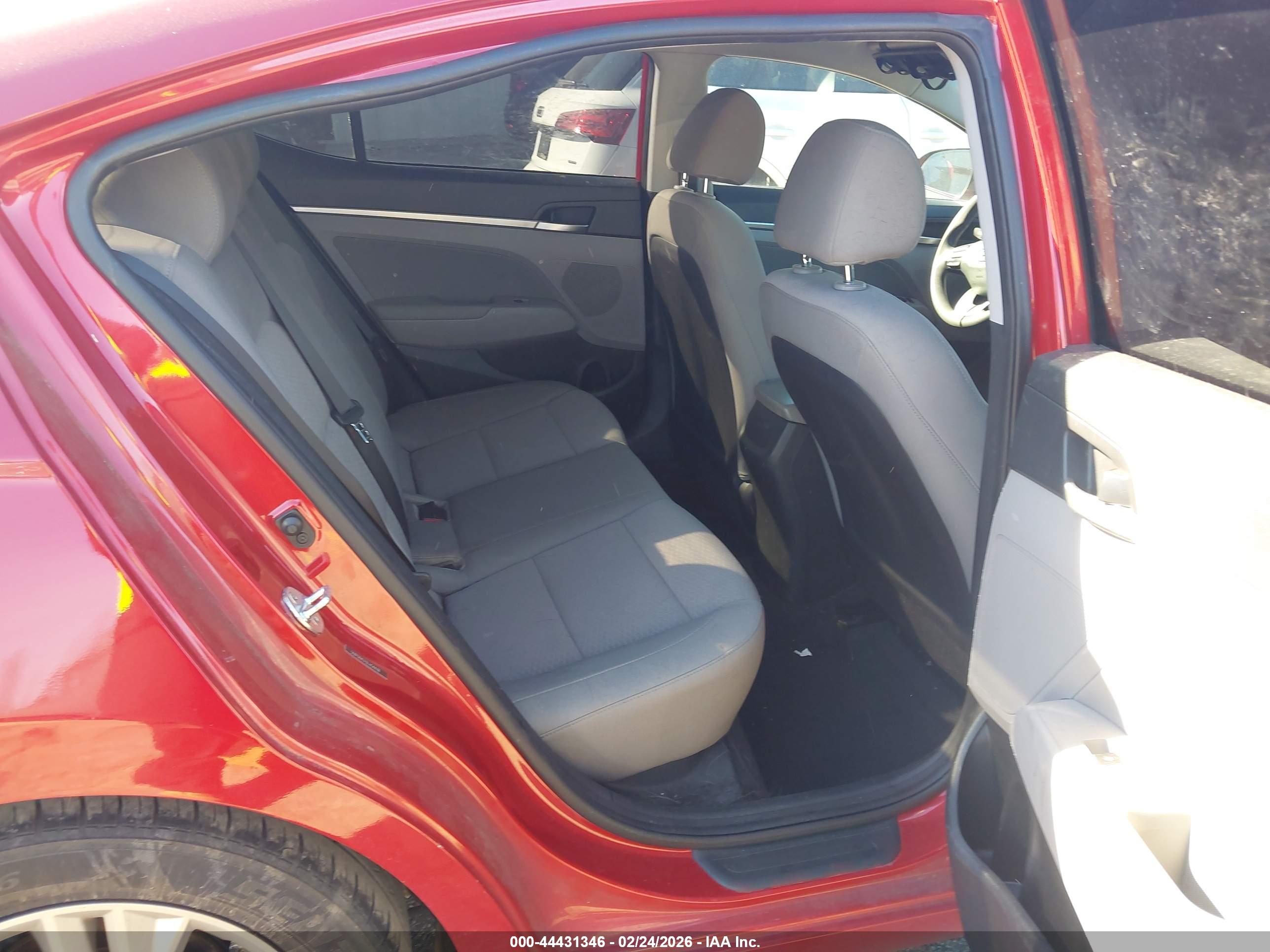 HYUNDAI ELANTRA image 8