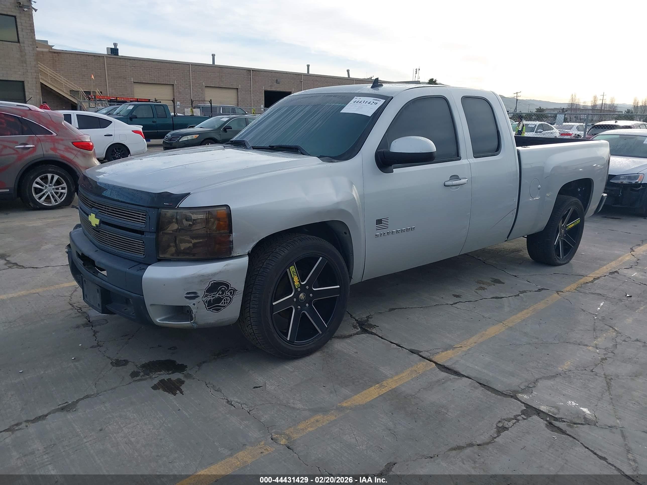 CHEVROLET SILVERADO image 2