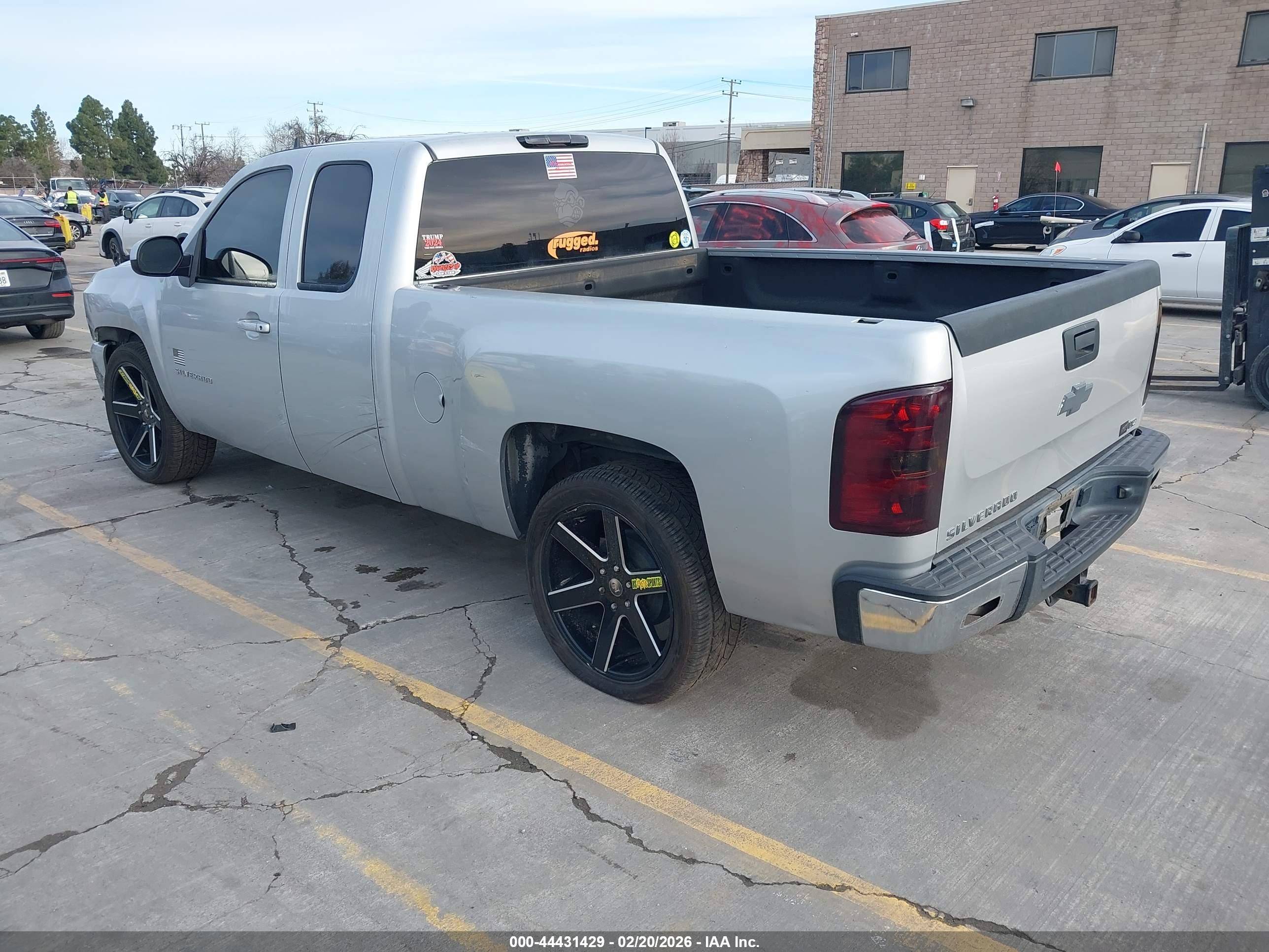 CHEVROLET SILVERADO image 3