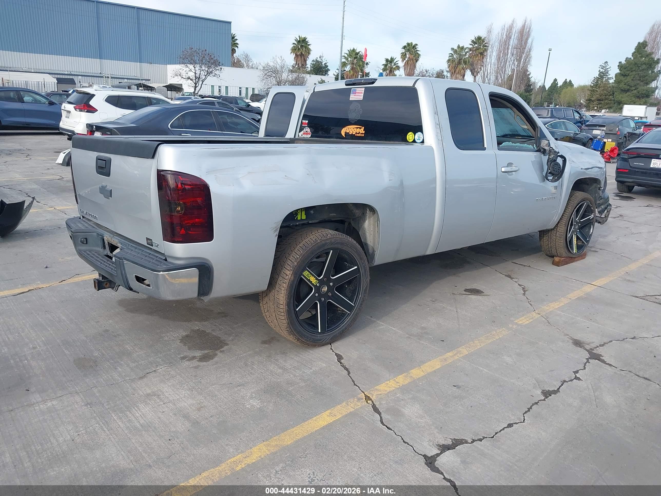CHEVROLET SILVERADO image 4