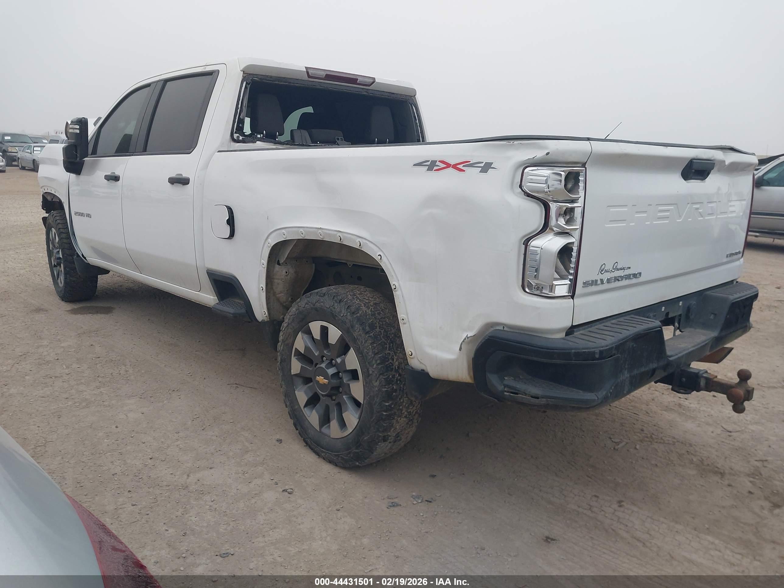 CHEVROLET SILVERADO image 3
