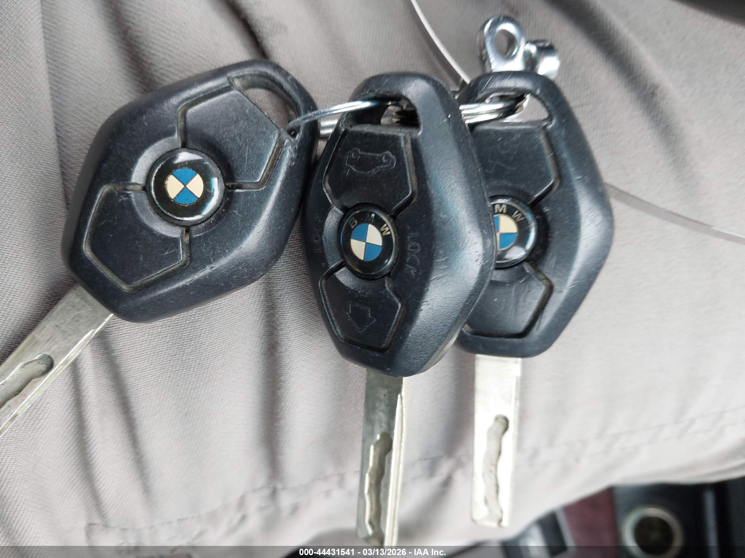 BMW 330XI image 11
