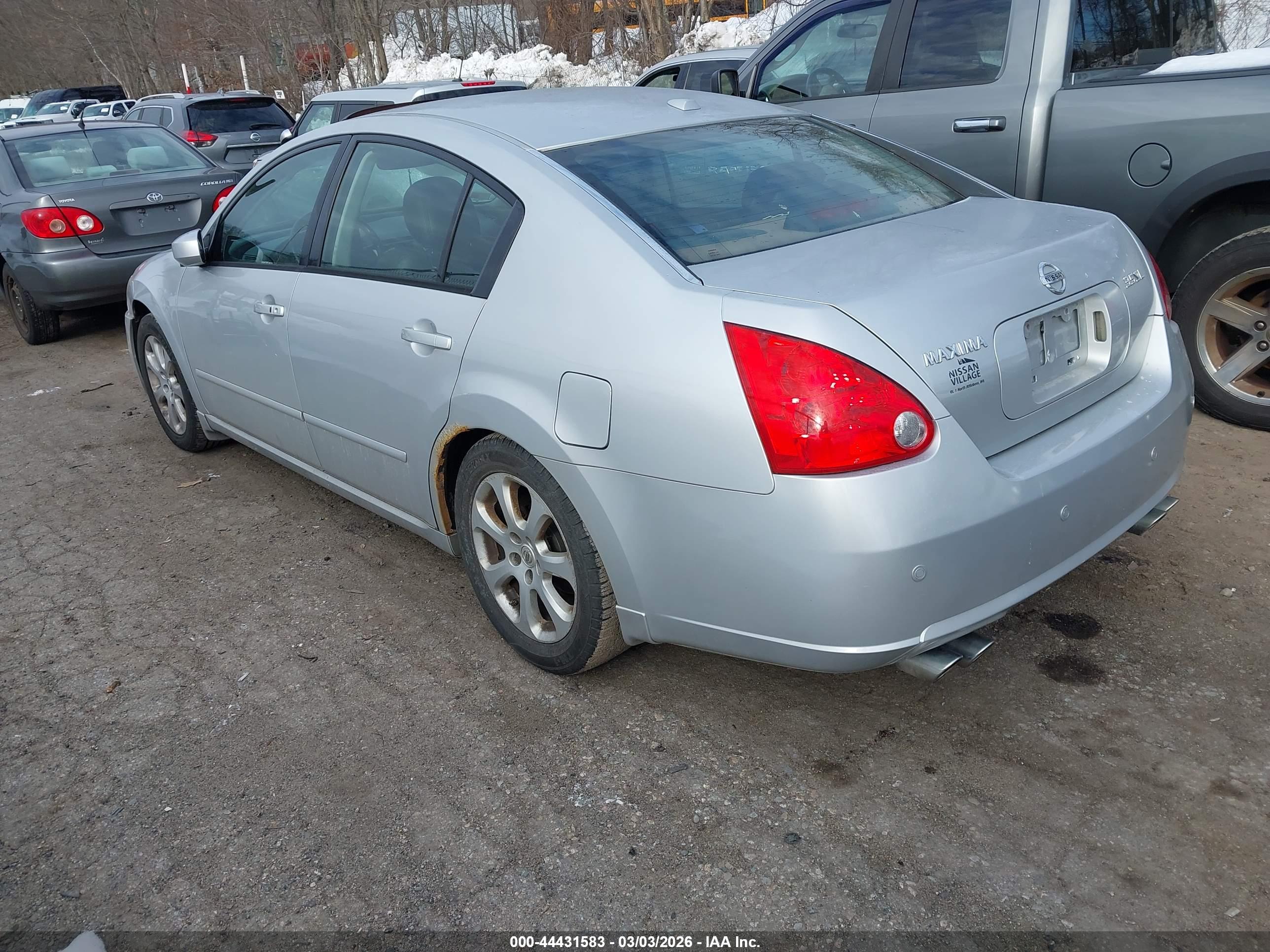 NISSAN MAXIMA image 3