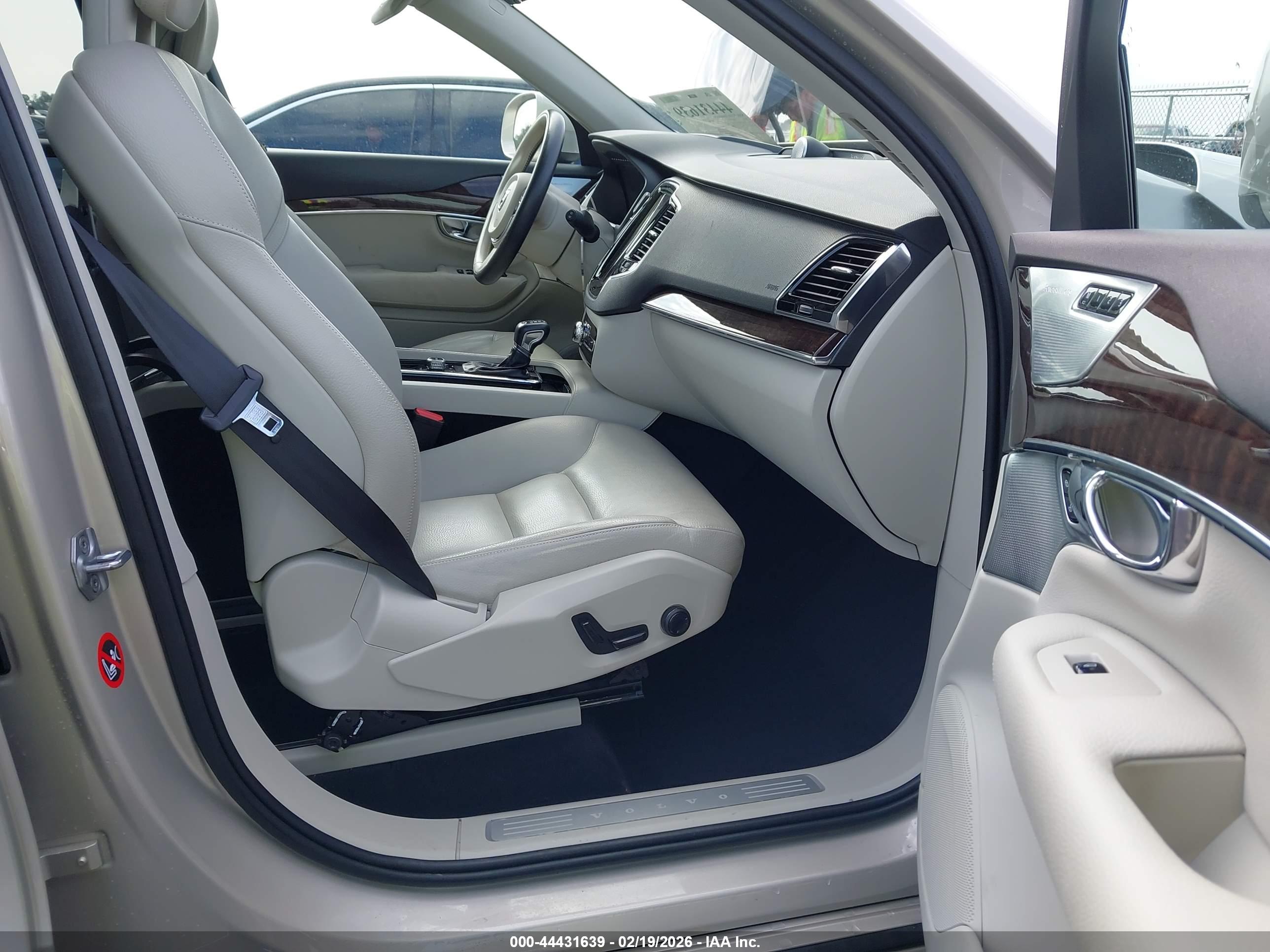 VOLVO XC90 image 5