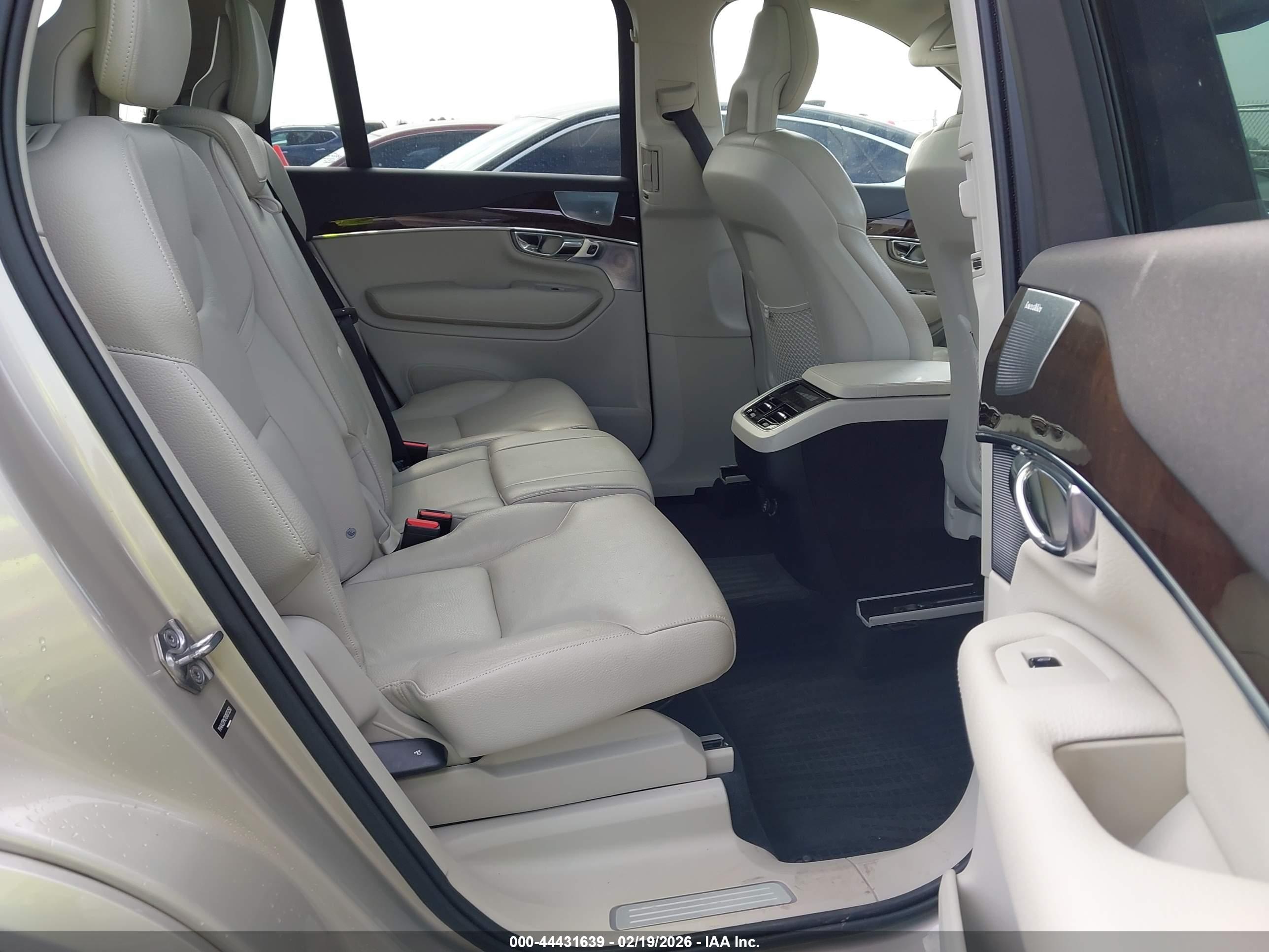 VOLVO XC90 image 8
