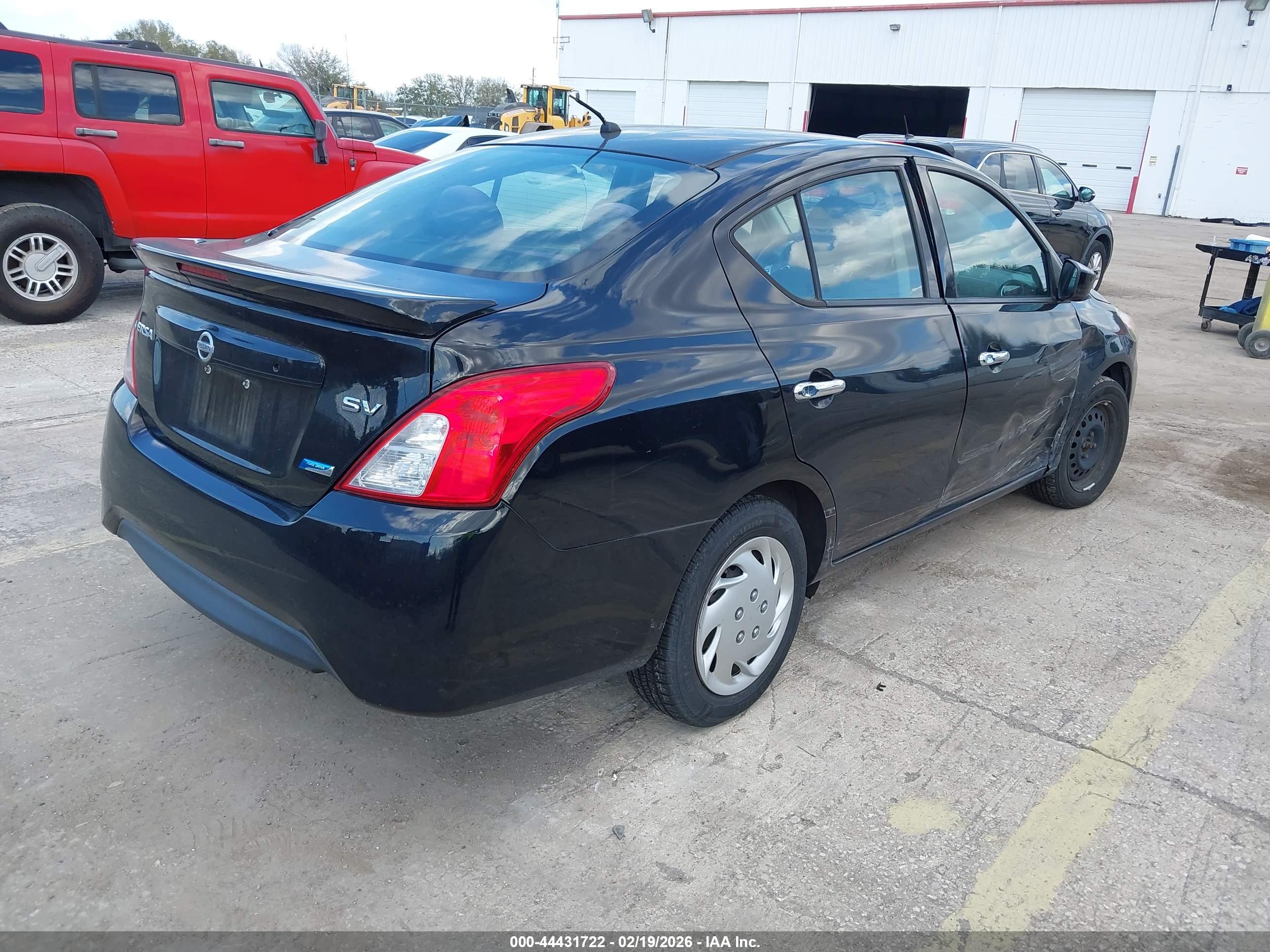 NISSAN VERSA image 4