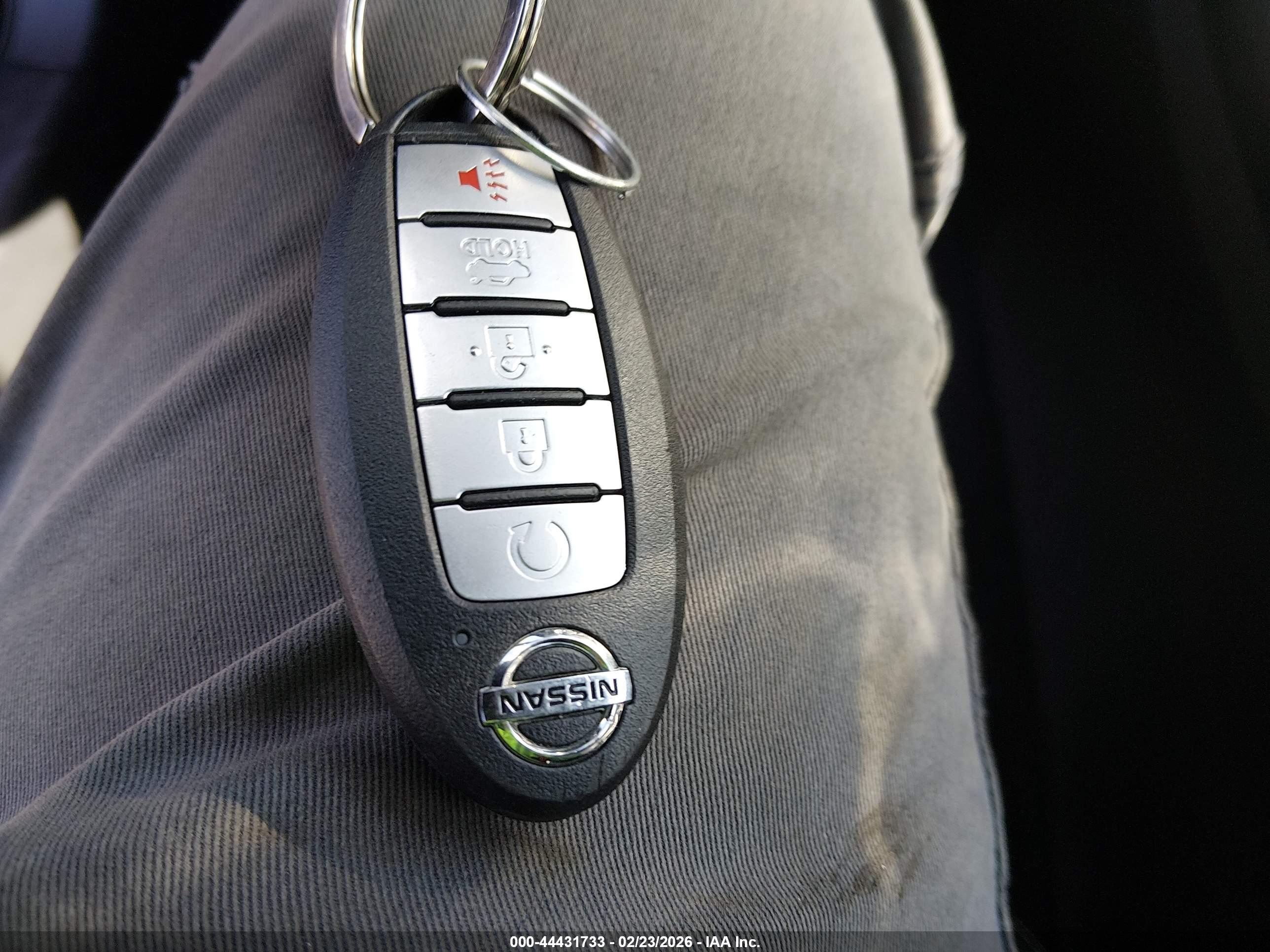 NISSAN MAXIMA image 11