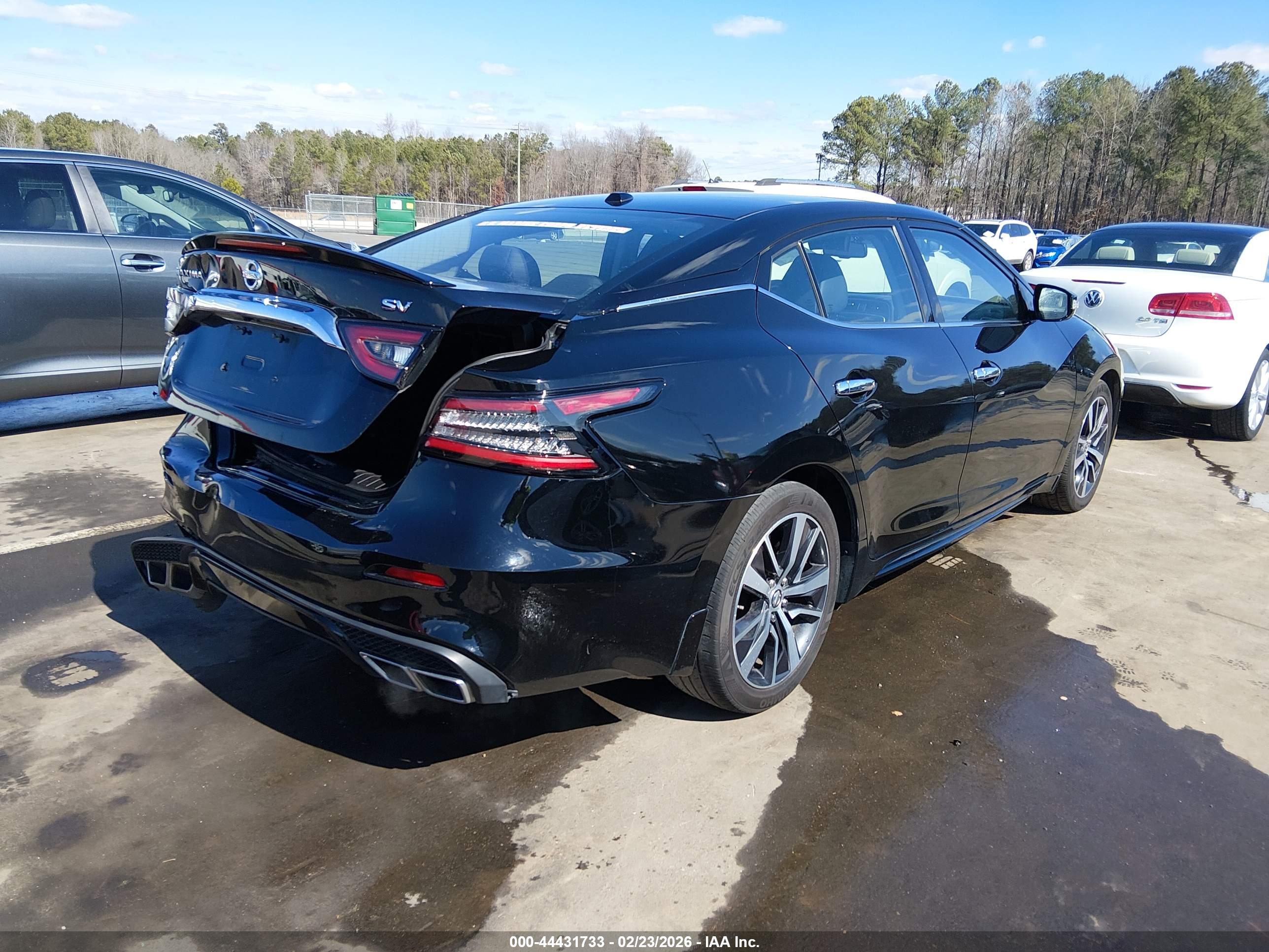 NISSAN MAXIMA image 4