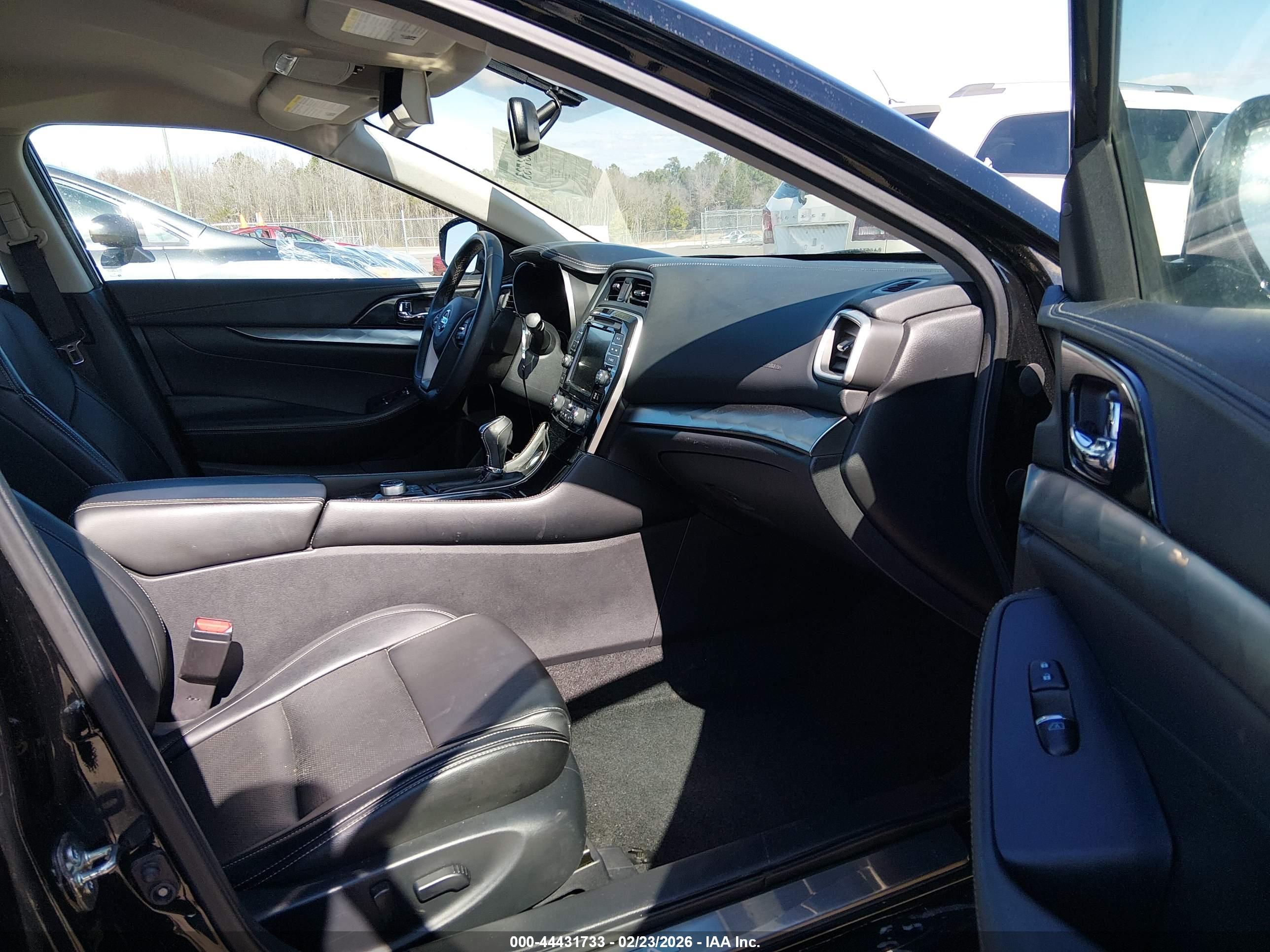 NISSAN MAXIMA image 5