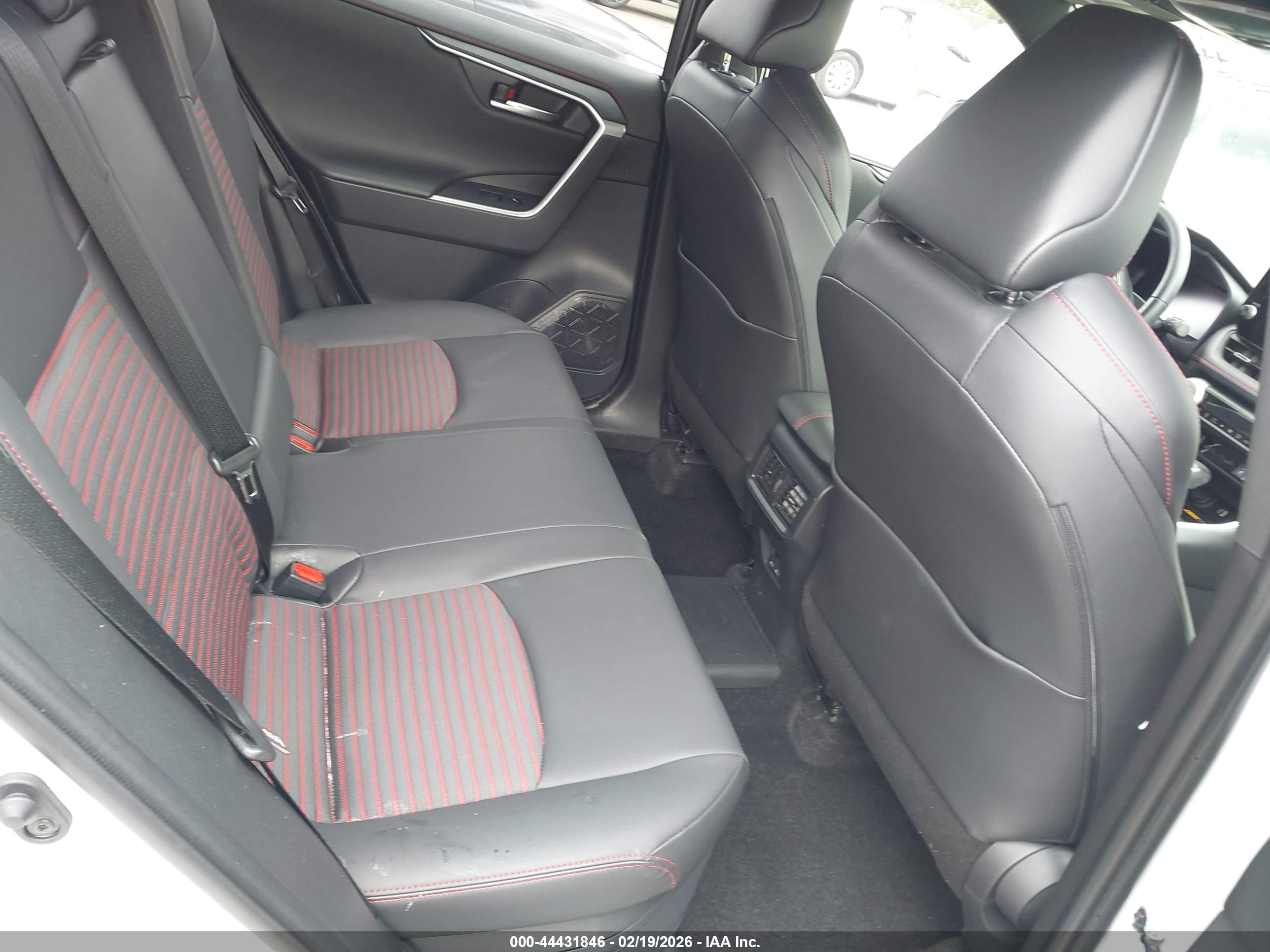 TOYOTA RAV4 image 8