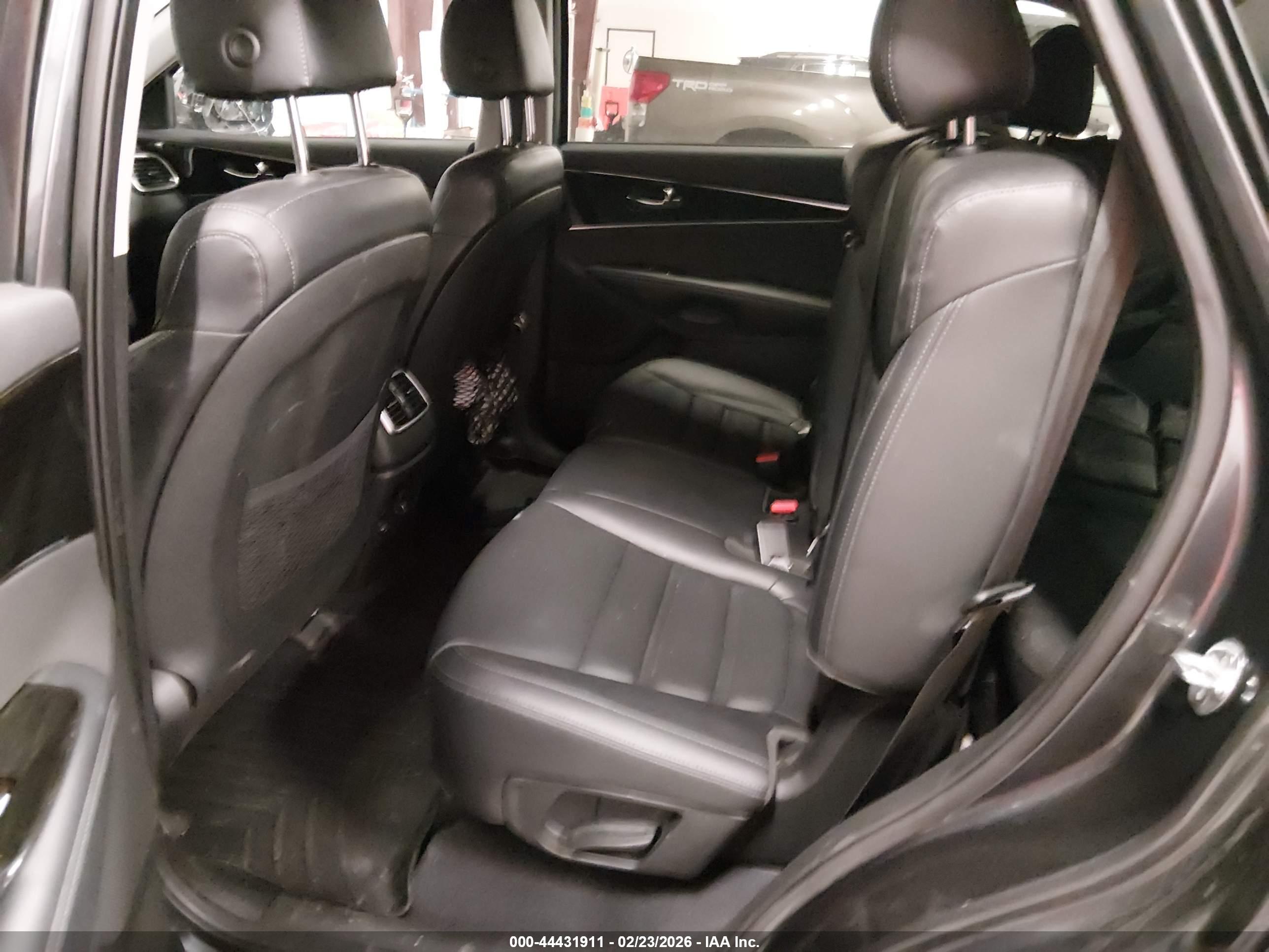 KIA SORENTO image 8