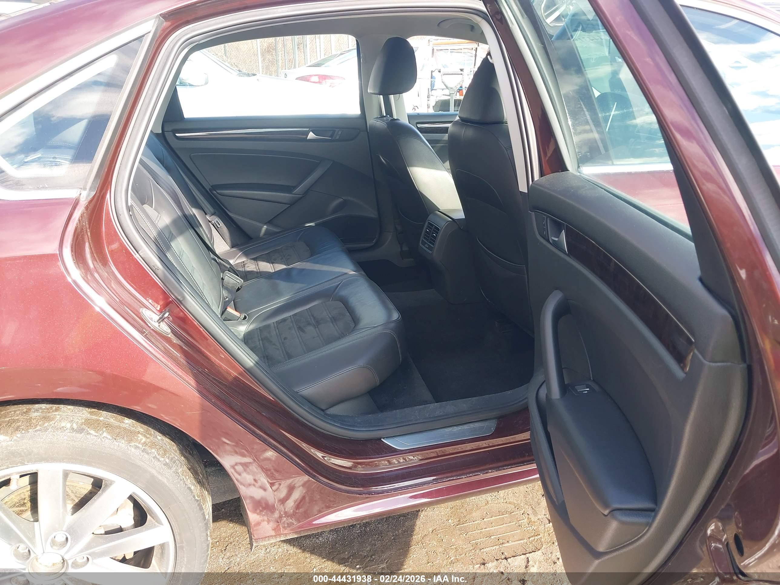 VOLKSWAGEN PASSAT image 8