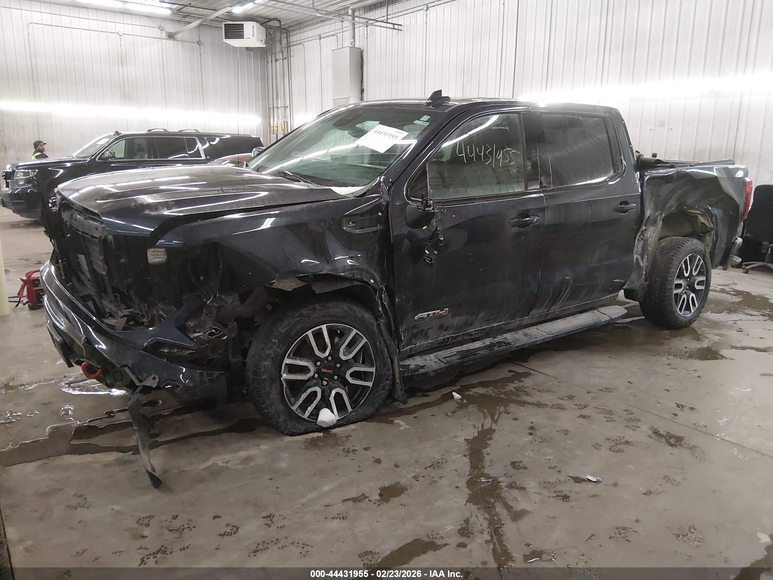 GMC SIERRA image 2