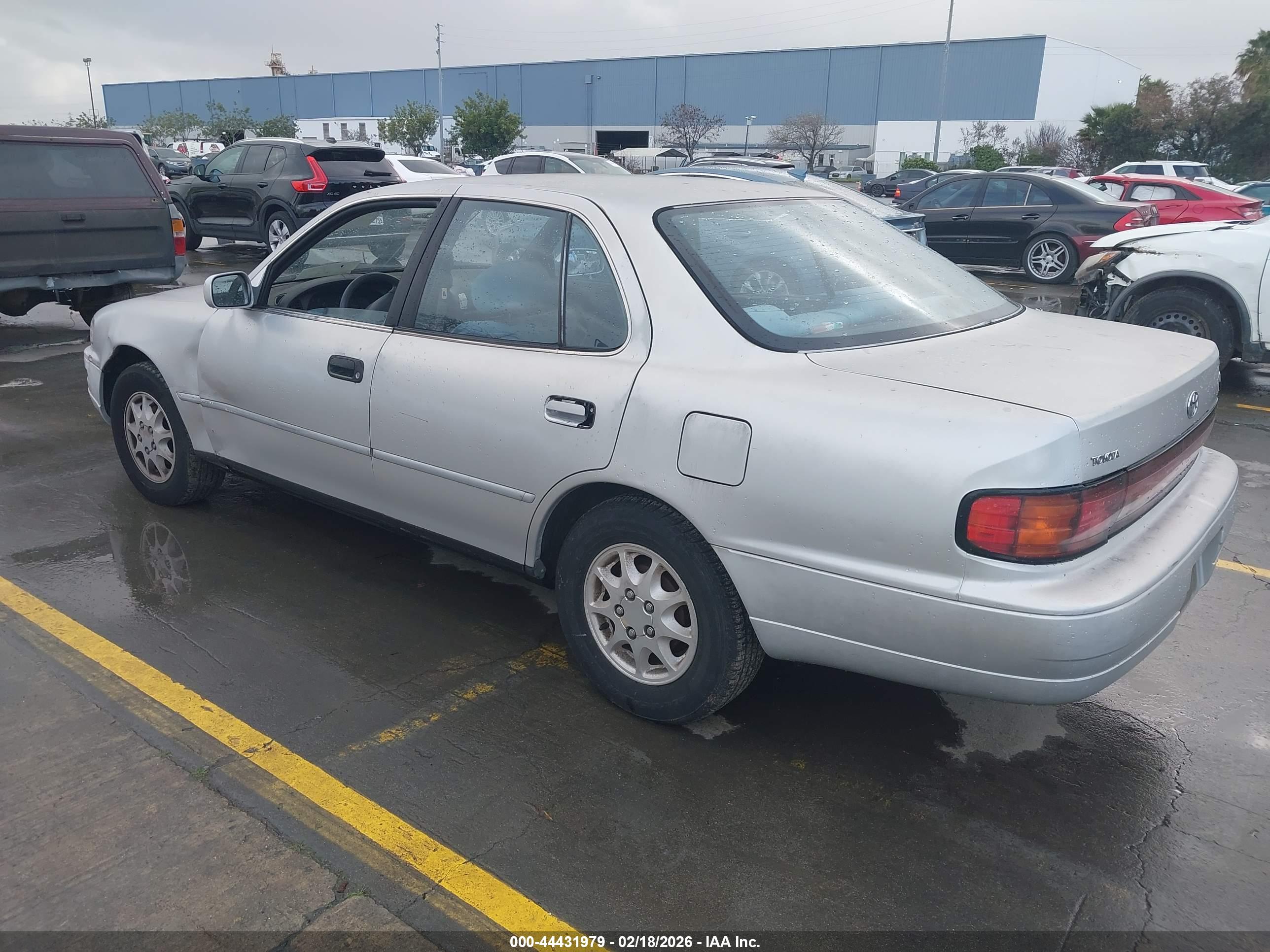 TOYOTA CAMRY image 3