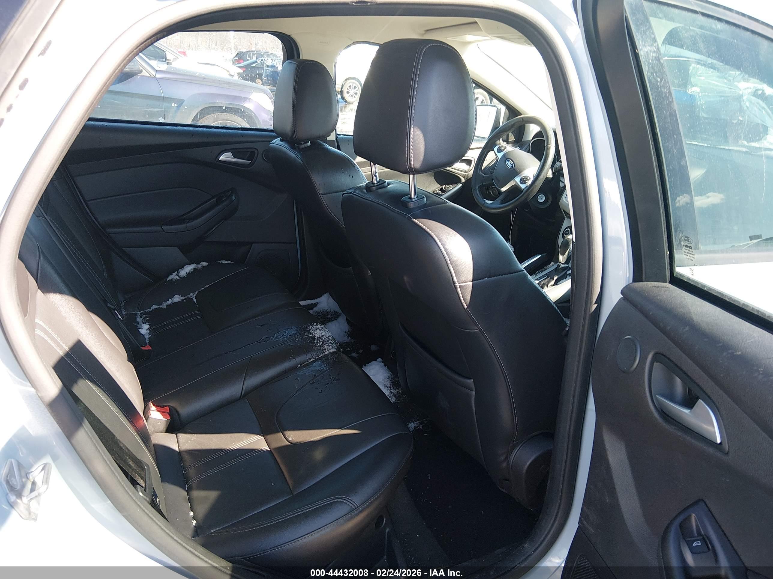 FORD FOCUS image 8
