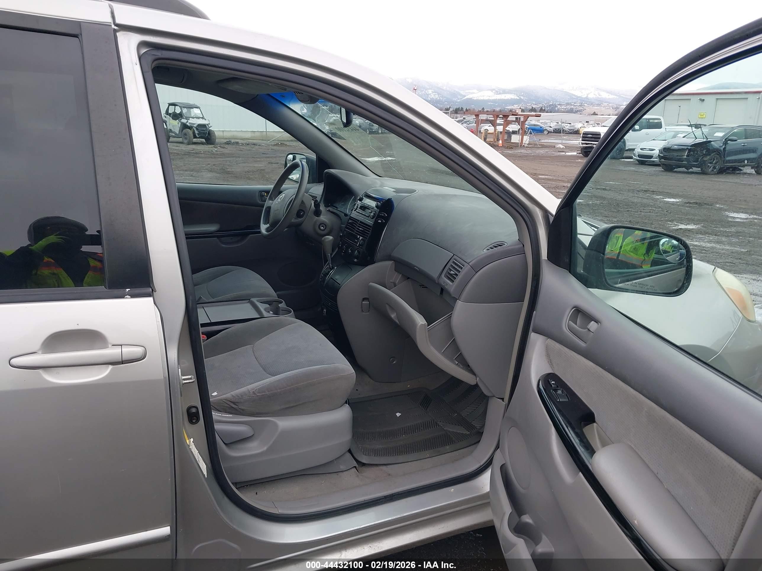 TOYOTA SIENNA image 5