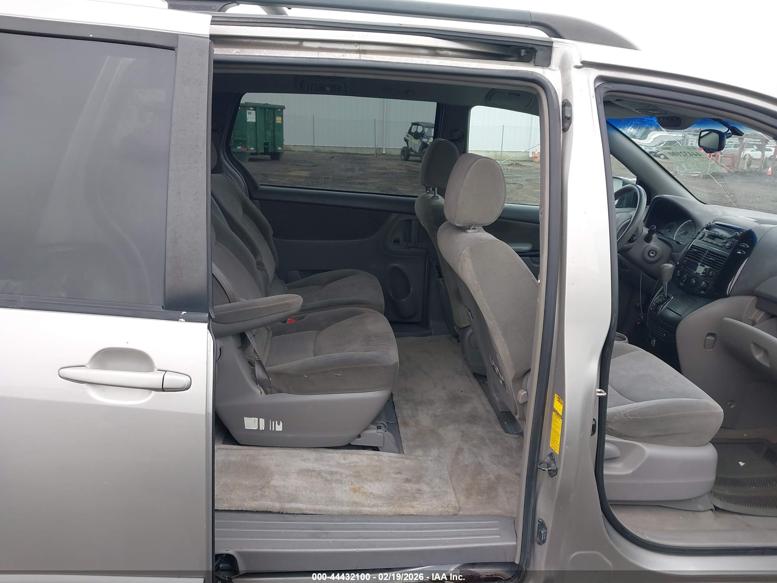 TOYOTA SIENNA image 8