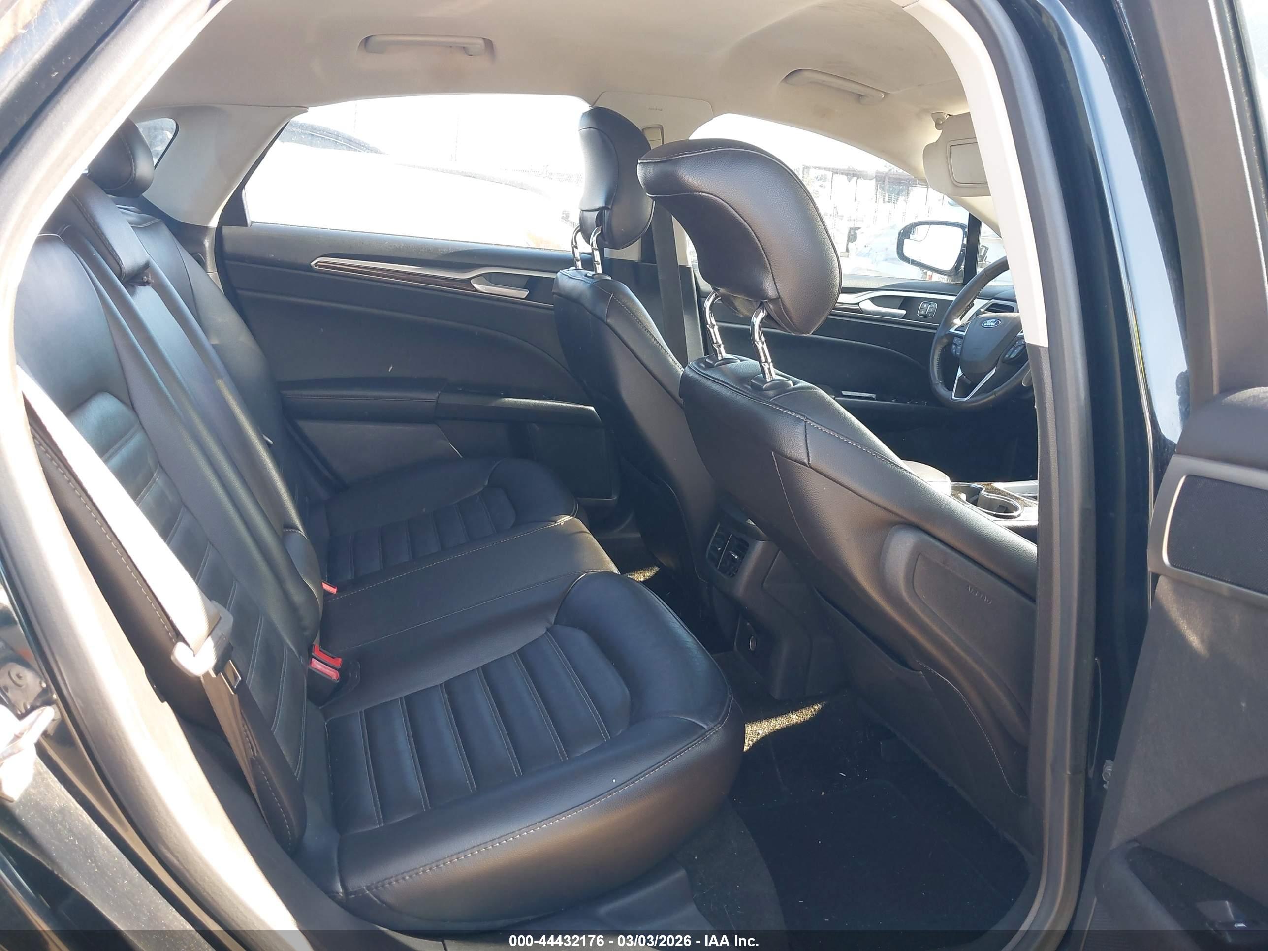 FORD FUSION image 8