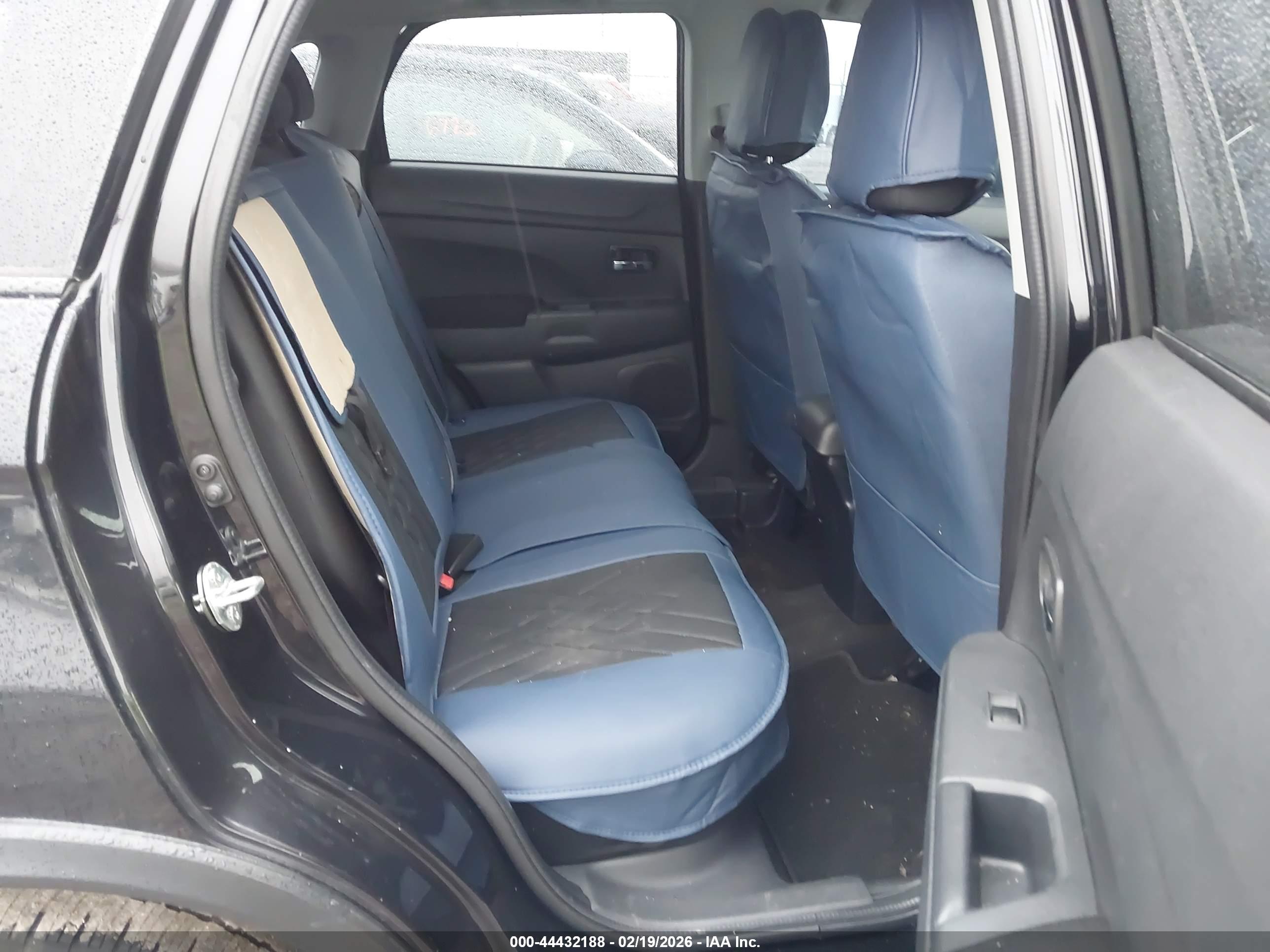 MITSUBISHI OUTLANDER image 8