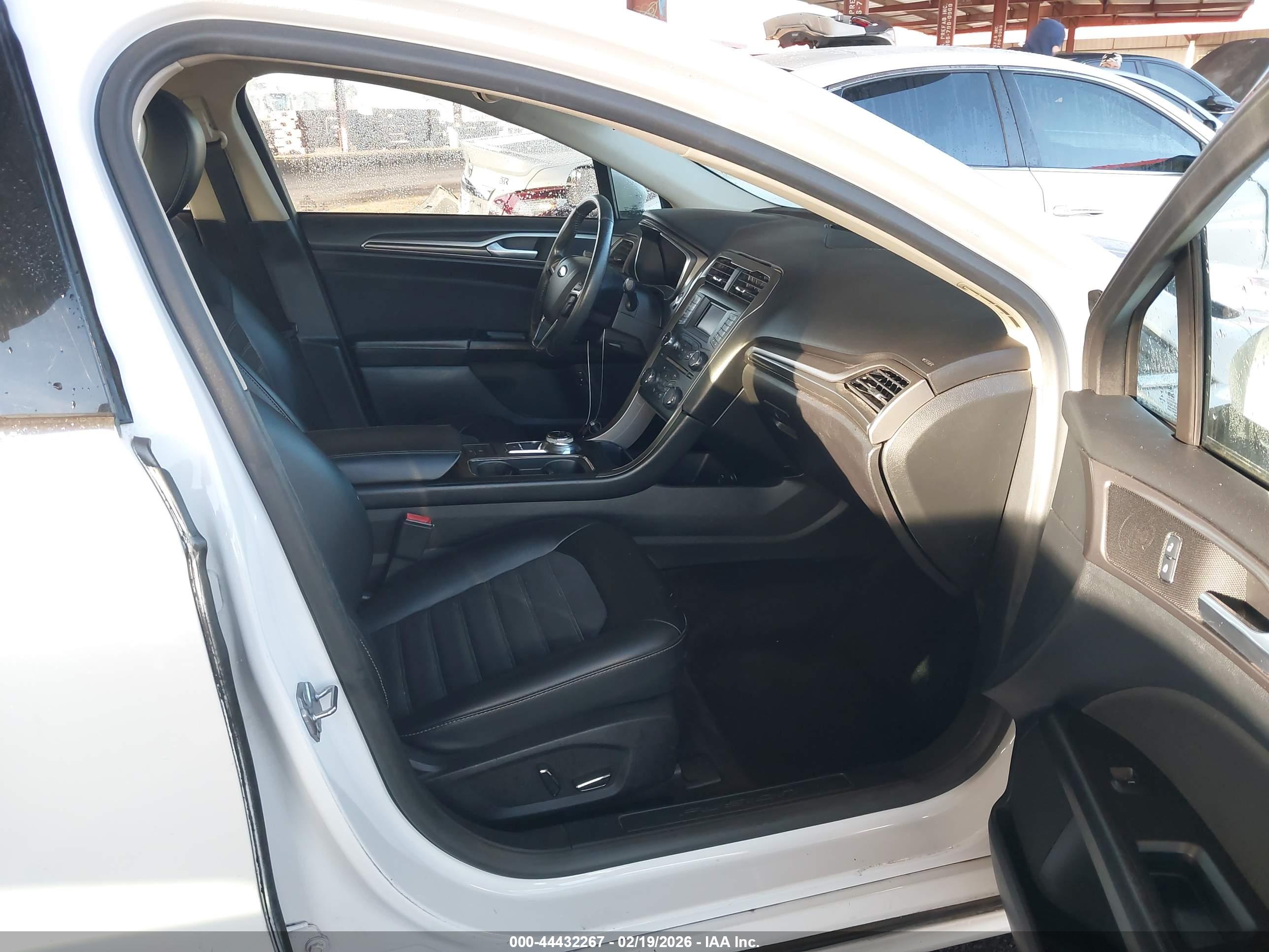 FORD FUSION image 5