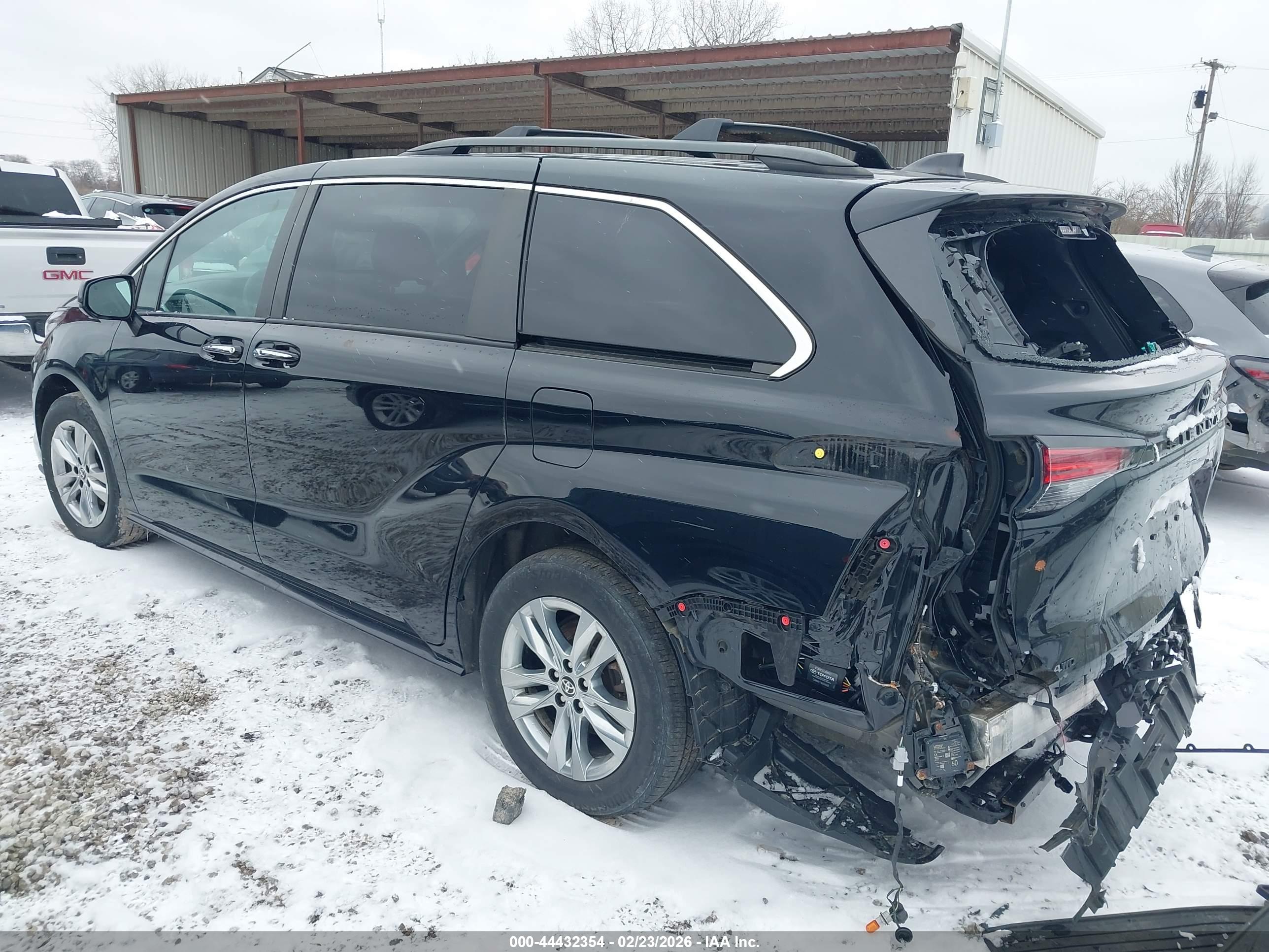 TOYOTA SIENNA image 3