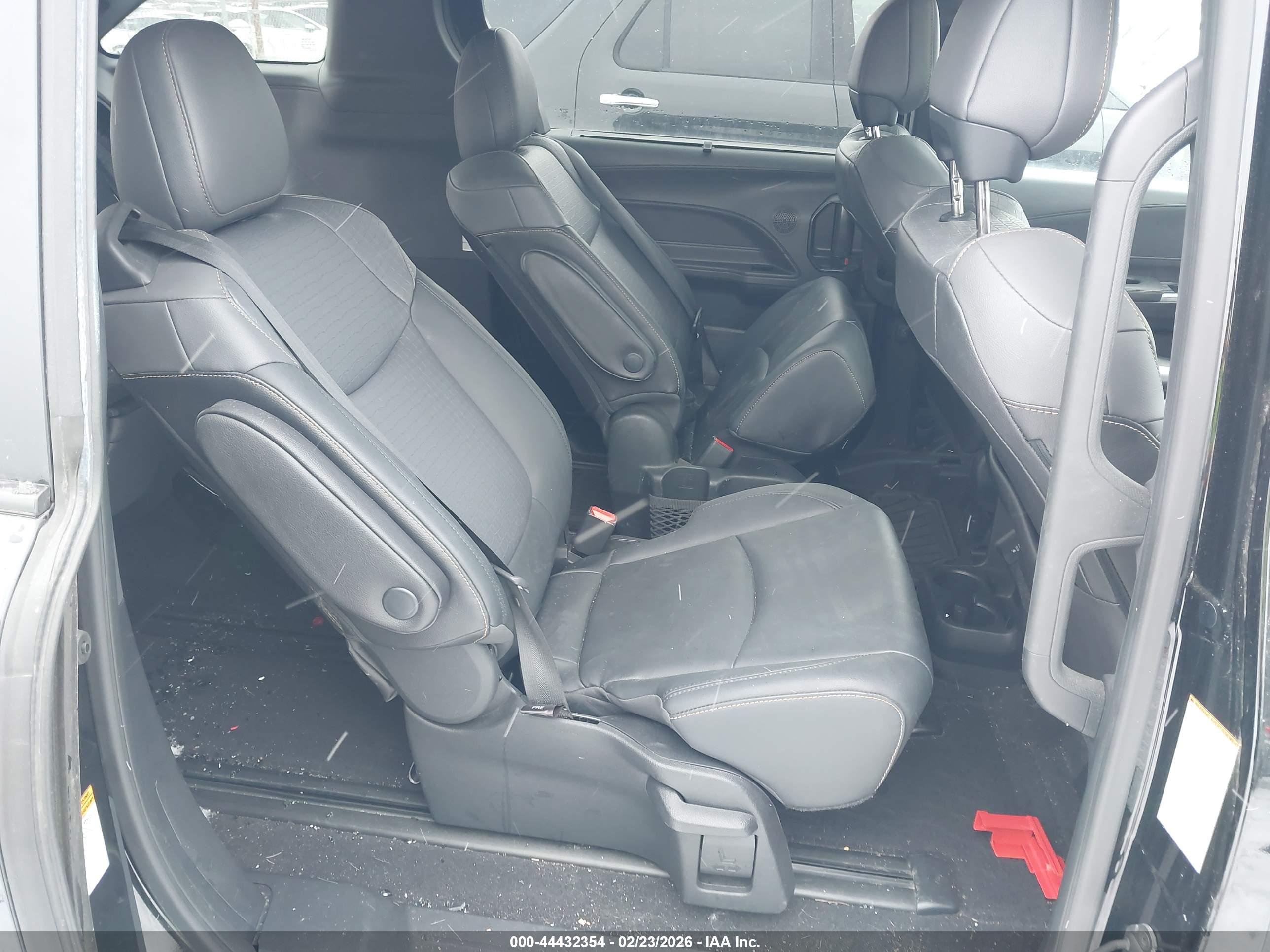 TOYOTA SIENNA image 8