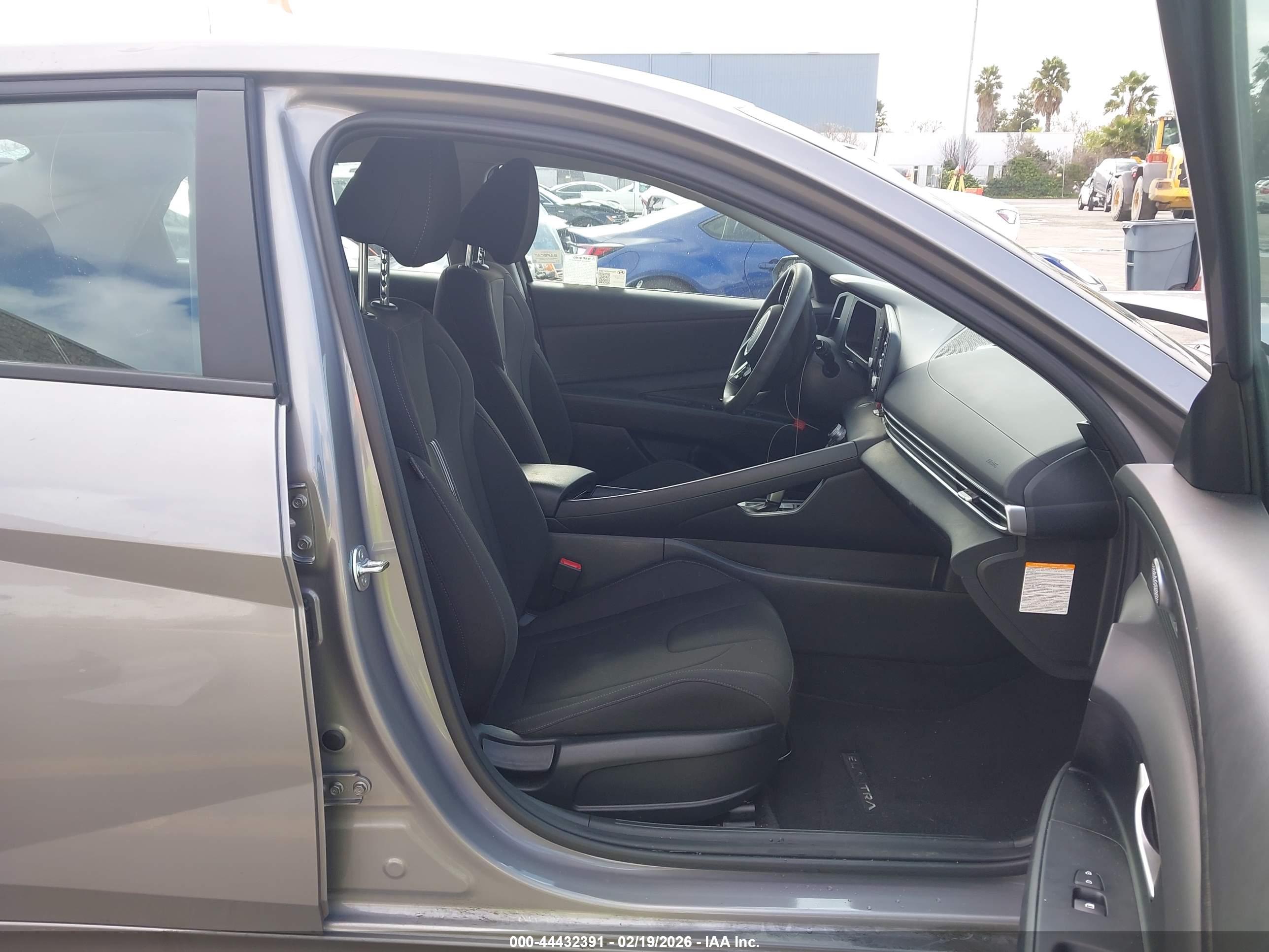 HYUNDAI ELANTRA image 5
